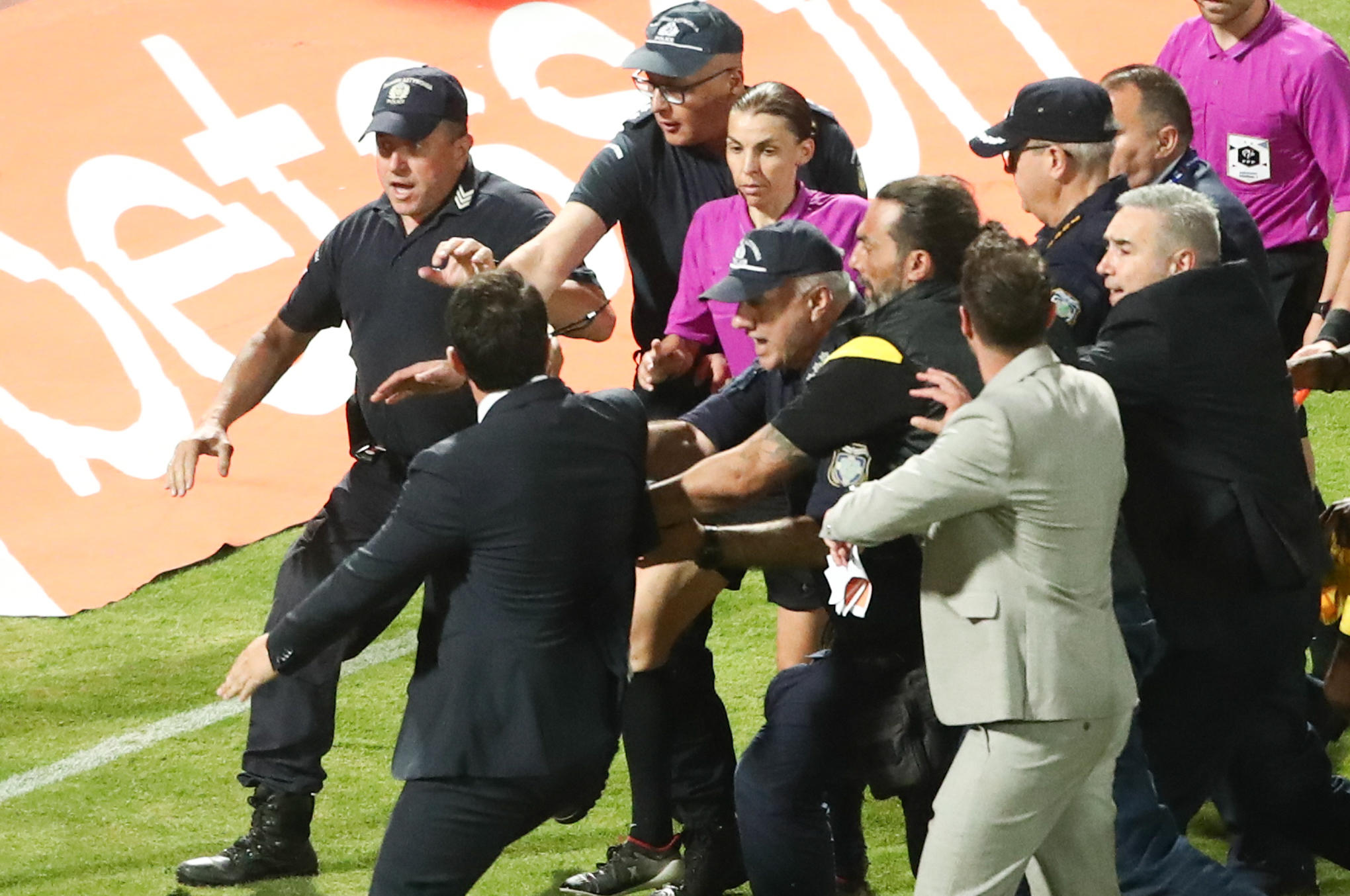 Stéphanie Frappart a dû être escortée par les forces de l'ordre à l'issue de la finale de Coupe de Grèce entre le Panathinaïkos et l’Aris Salonique. Icon Sport