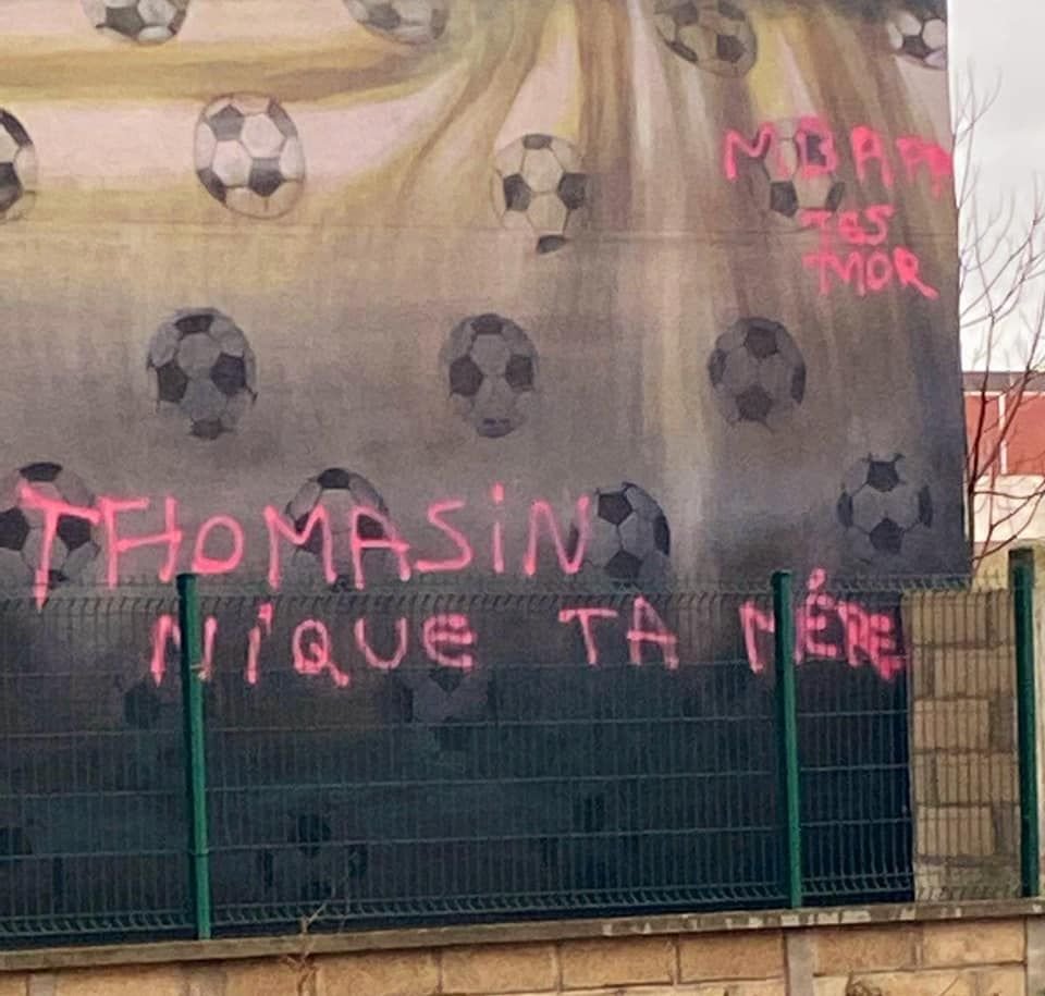 Bondy (Seine-Saint-Denis), ce week-end. La fresque rendant hommage à Kylian Mbappé a été taguée. L'attaquant des Bleus y est menacé de mort, tandis qu'une insulte vise l'ancienne maire de Bondy Sylvine Thomassin. DR