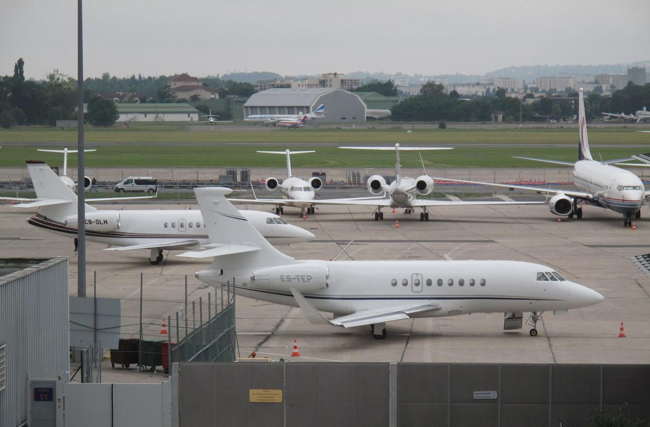 Aéroport du Bourget (Seine-Saint-Denis). Le trafic aérien a augmenté de plus de 20% par rapport à 2019. À Chatou (Yvelines), le survol des aéronefs à l'approche des pistes est considéré comme «un vrai sujet». LP/C.G.