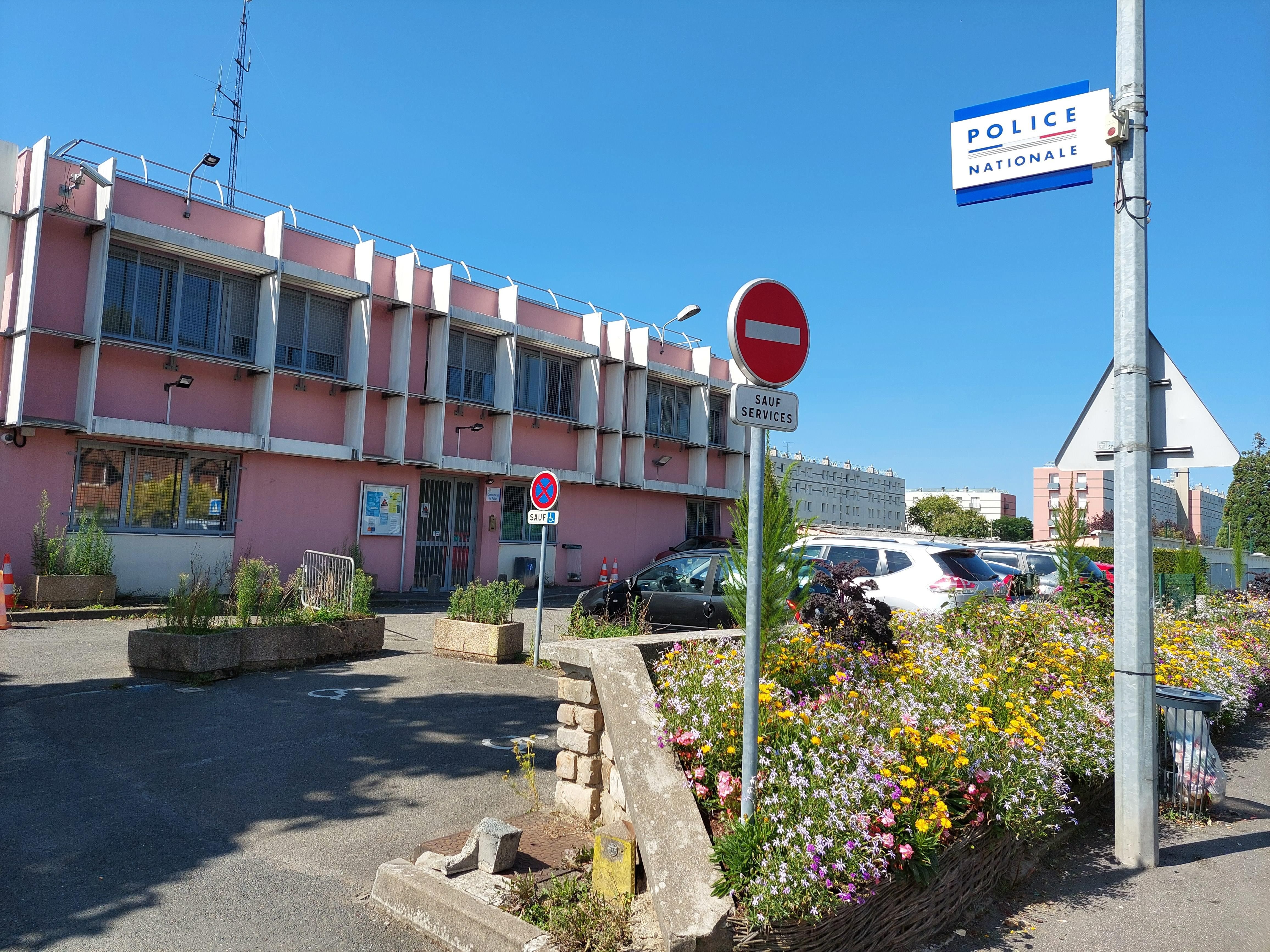 Sainte-Geneviève-des-Bois, mardi 27 août 2024. Un des deux victimes de la rixe s'est réfugiée dans le commissariat. LP/Florian Garcia