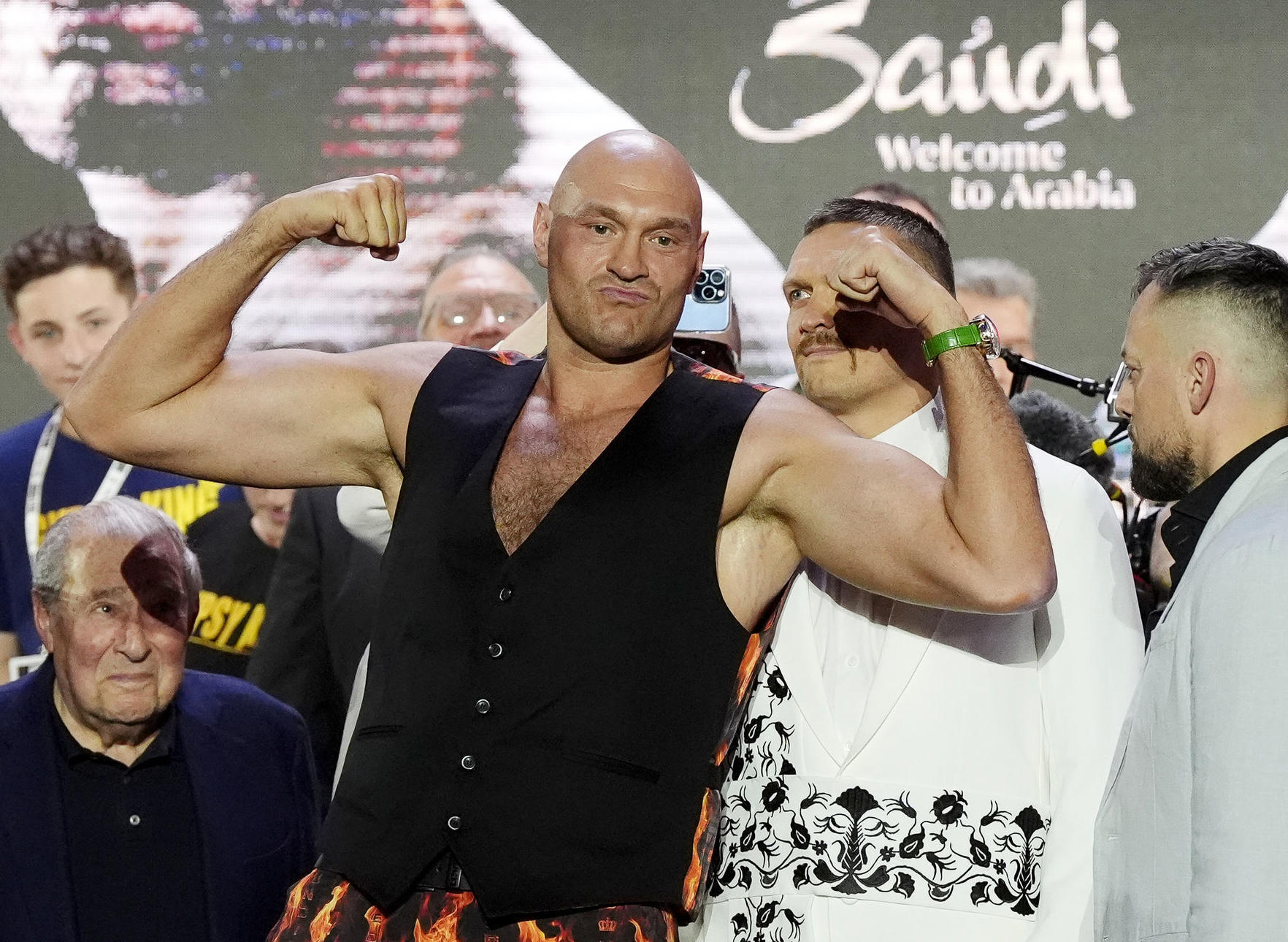 Tyson Fury,prend la lumière devant Oleksandr Usyk qui le regarde. Sur le ring, ils seront face à face ce samedi. Nick Potts/Icon Sport