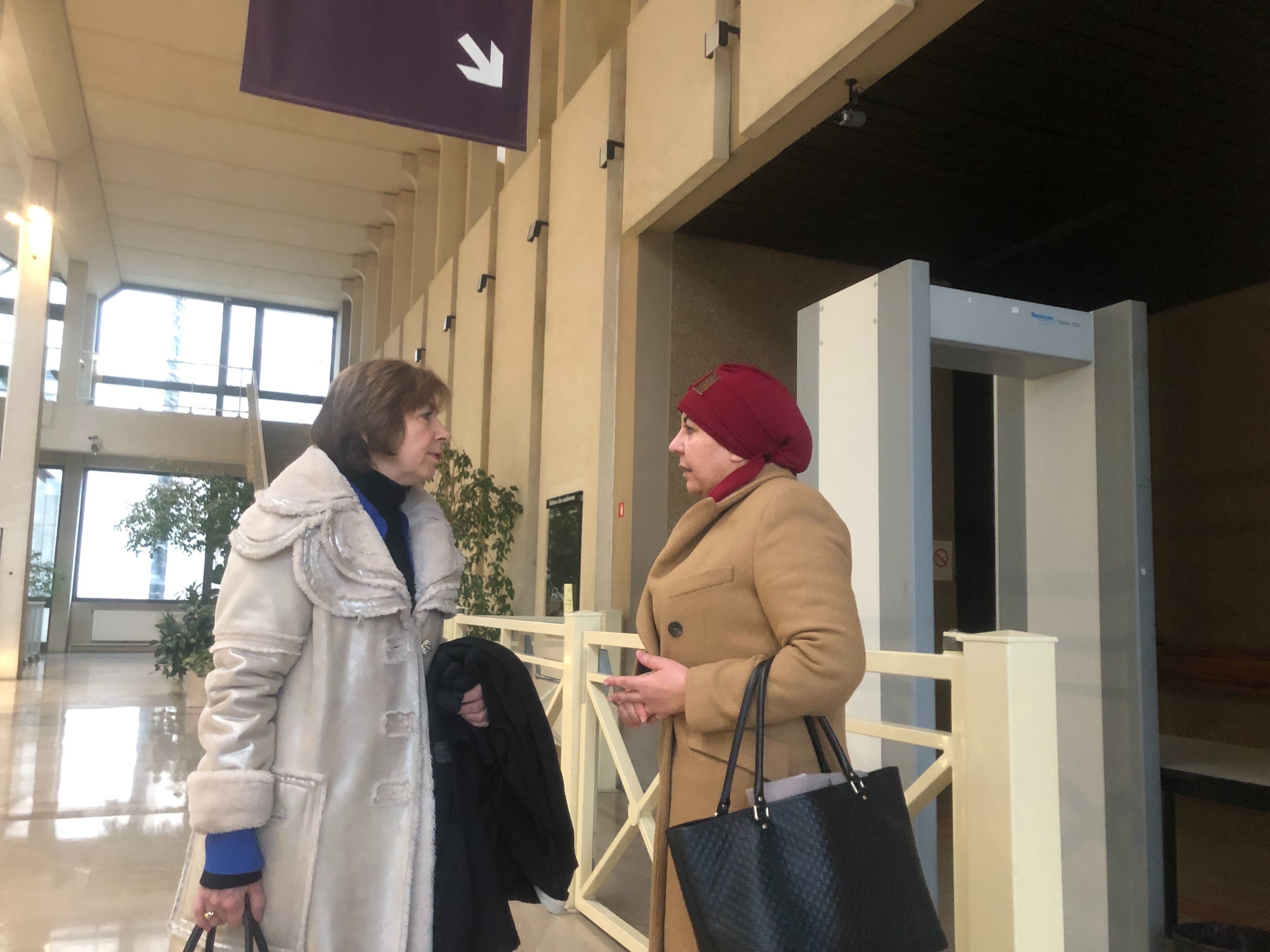 Créteil, ce jeudi. Me Marie-Christine Chastant-Morand (à gauche) et Halima, sa cliente, qui vient de raconter son calvaire devant la cour d'assises du Val-de-Marne. LP/Sylvain Deleuze