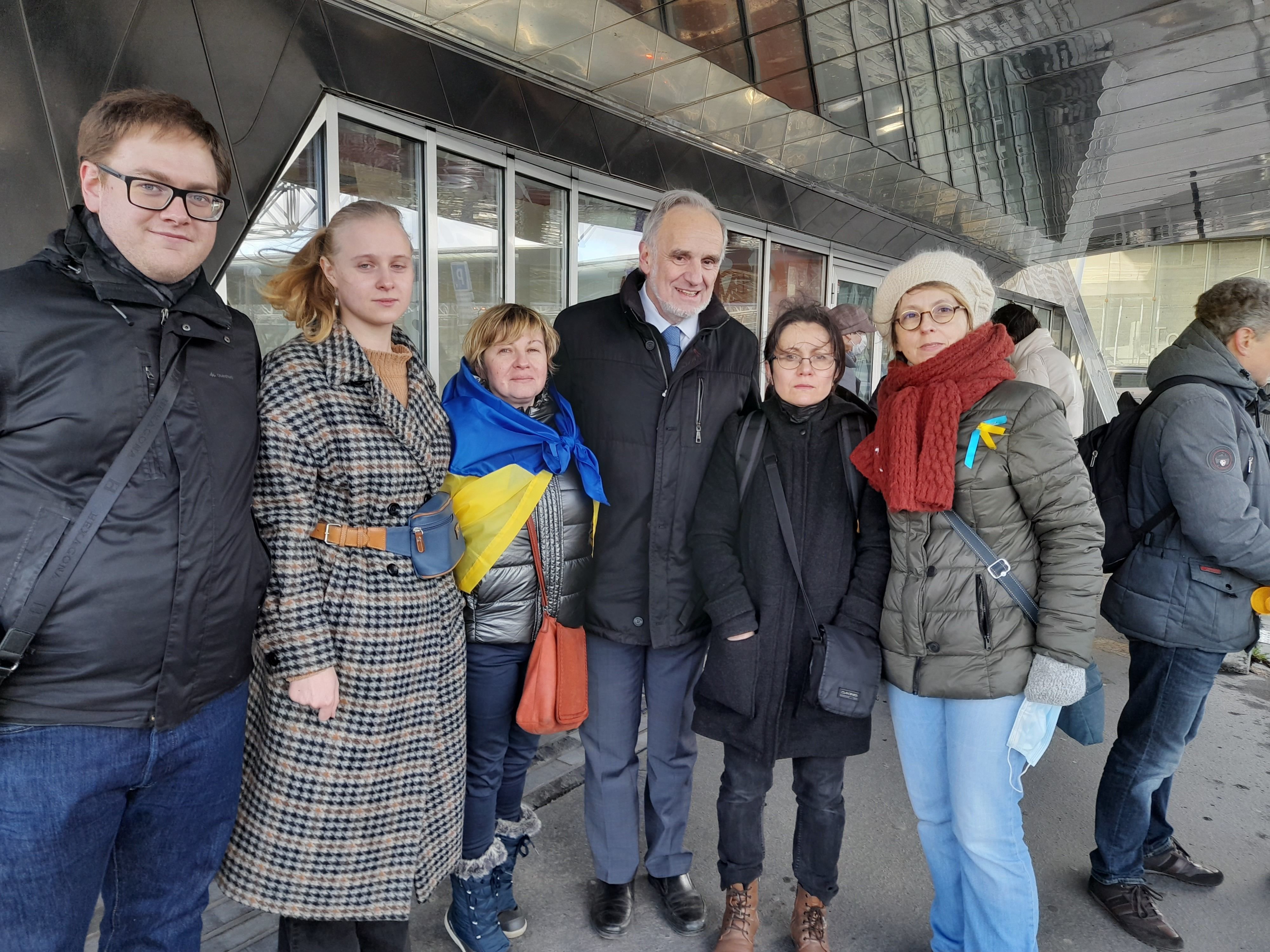 Lille (Nord), ce jeudi. Tetyana Bogun (3e à gauche), Ukrainienne naturalisée française dont la famille vit cachée dans une cave à Kharkiv à 40 km de la frontière russe, lors d'un rassemblement de soutien aux Ukrainiens. DR