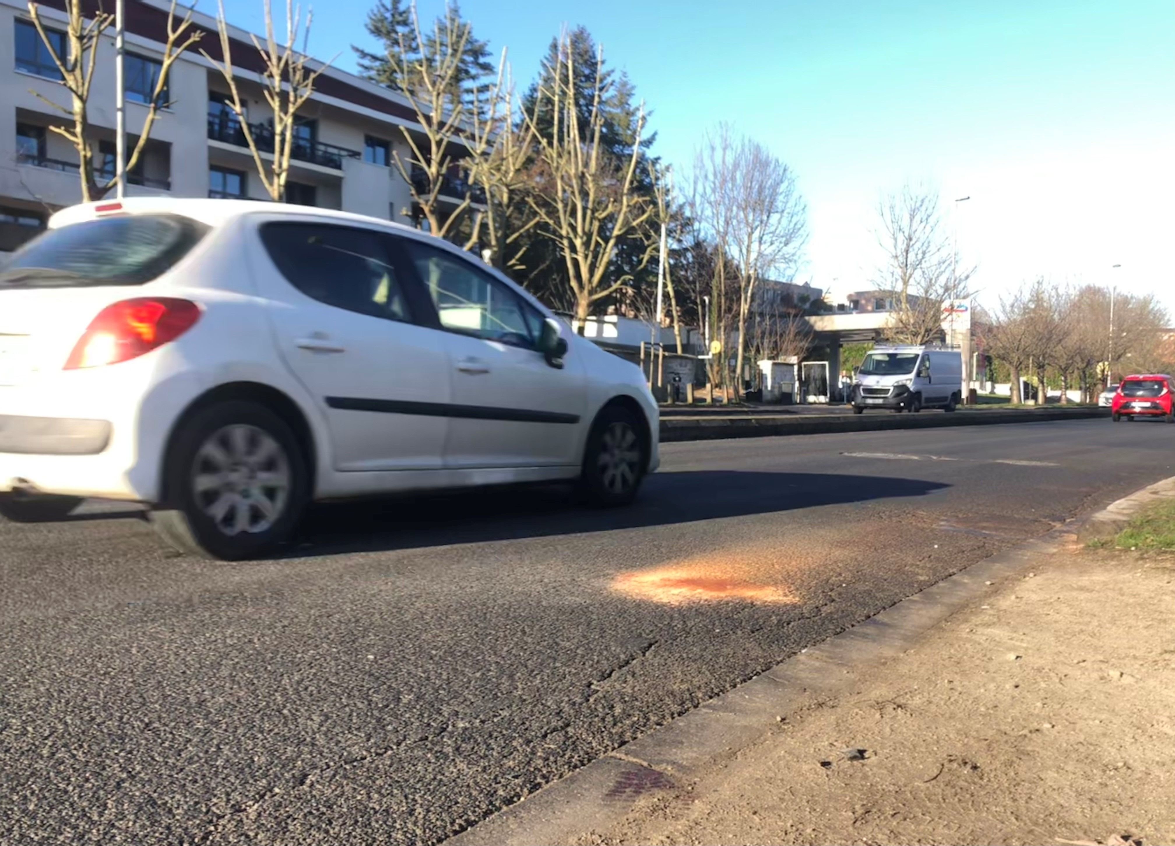 Louveciennes (Yvelines), ce mardi 16 janvier 2024. L'homme qui traversait la route n'a pu être sauvé. Le conducteur indique ne l'avoir vu qu'au dernier moment. LP/Sébastien Birden