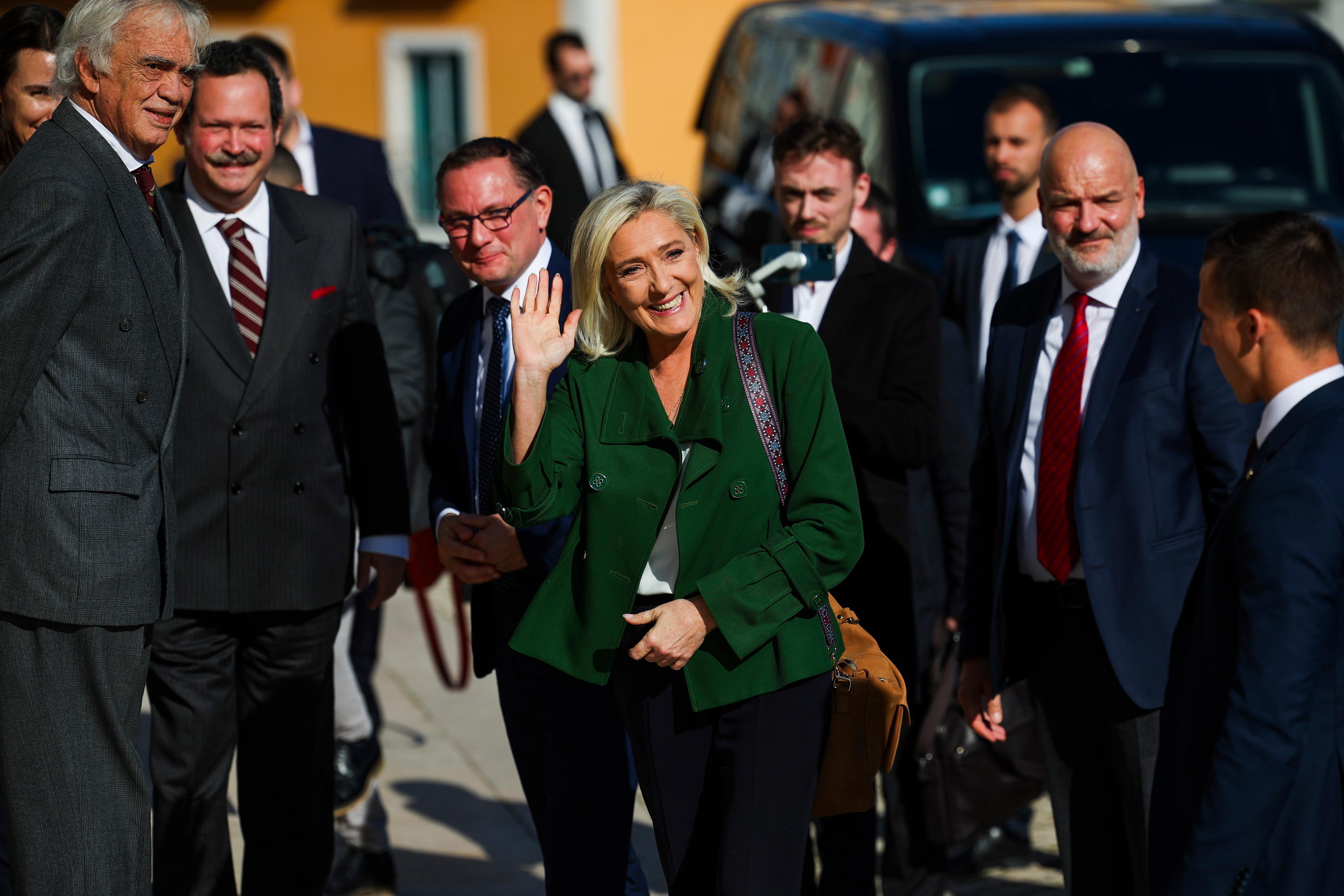 Dans l'ombre de Marine Le Pen, l'AfD de Tino Chrupalla (à l'arrière-plan, ici lors d'une rencontre à Lisbonne en novembre dernier) mine la compagne européenne du parti frontiste. EPA/MaxPPP/José Sena Goulao