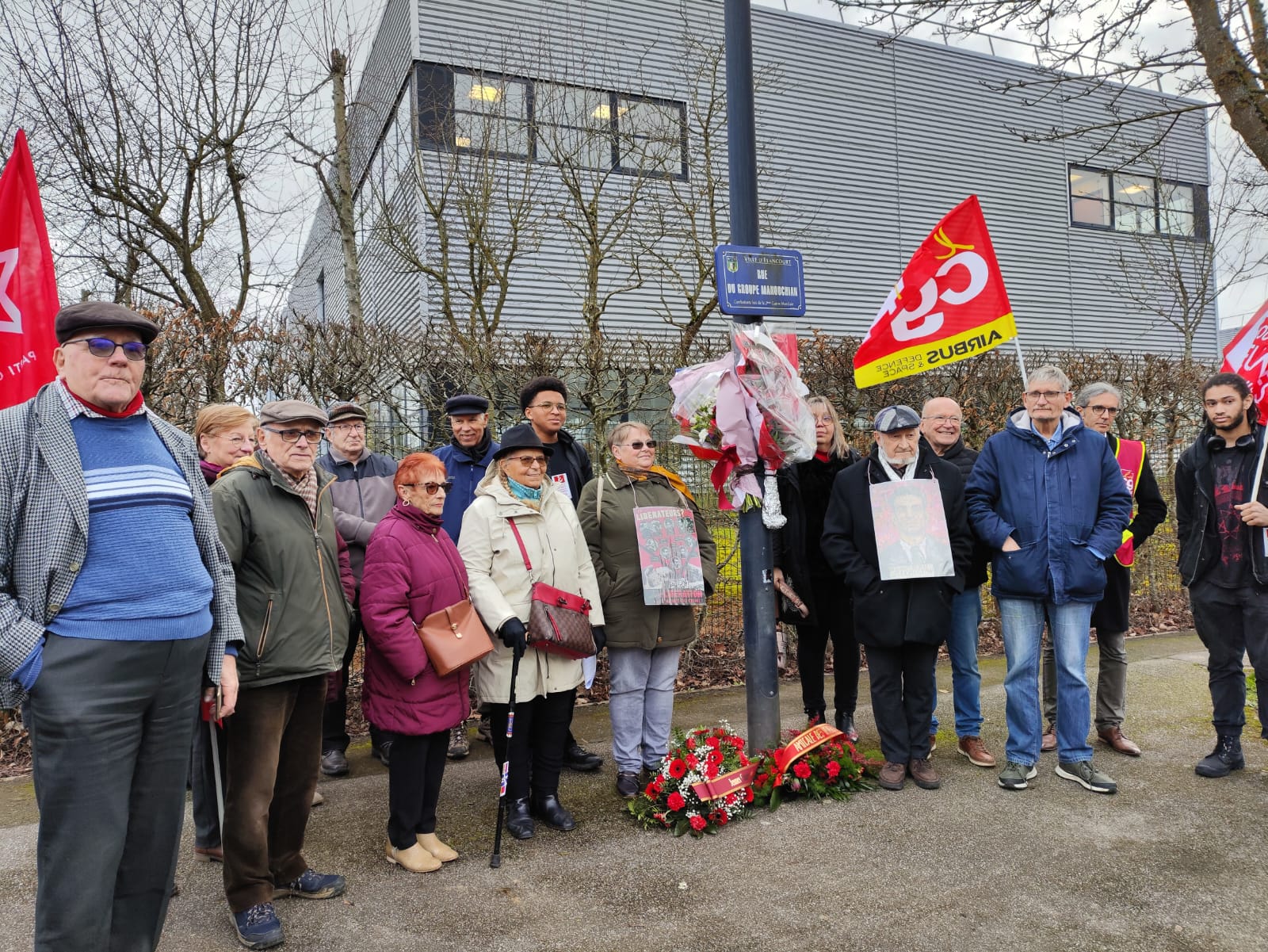 Quelques dizaines de militants du Parti communiste et de la CGT ont rendu hommage, ce mardi, à Missak et Mélinée Manouchian ainsi qu’à leur groupe de résistants FTP-MOI, dans l’une des rares rues de France à leur honneur, à Élancourt (Yvelines).