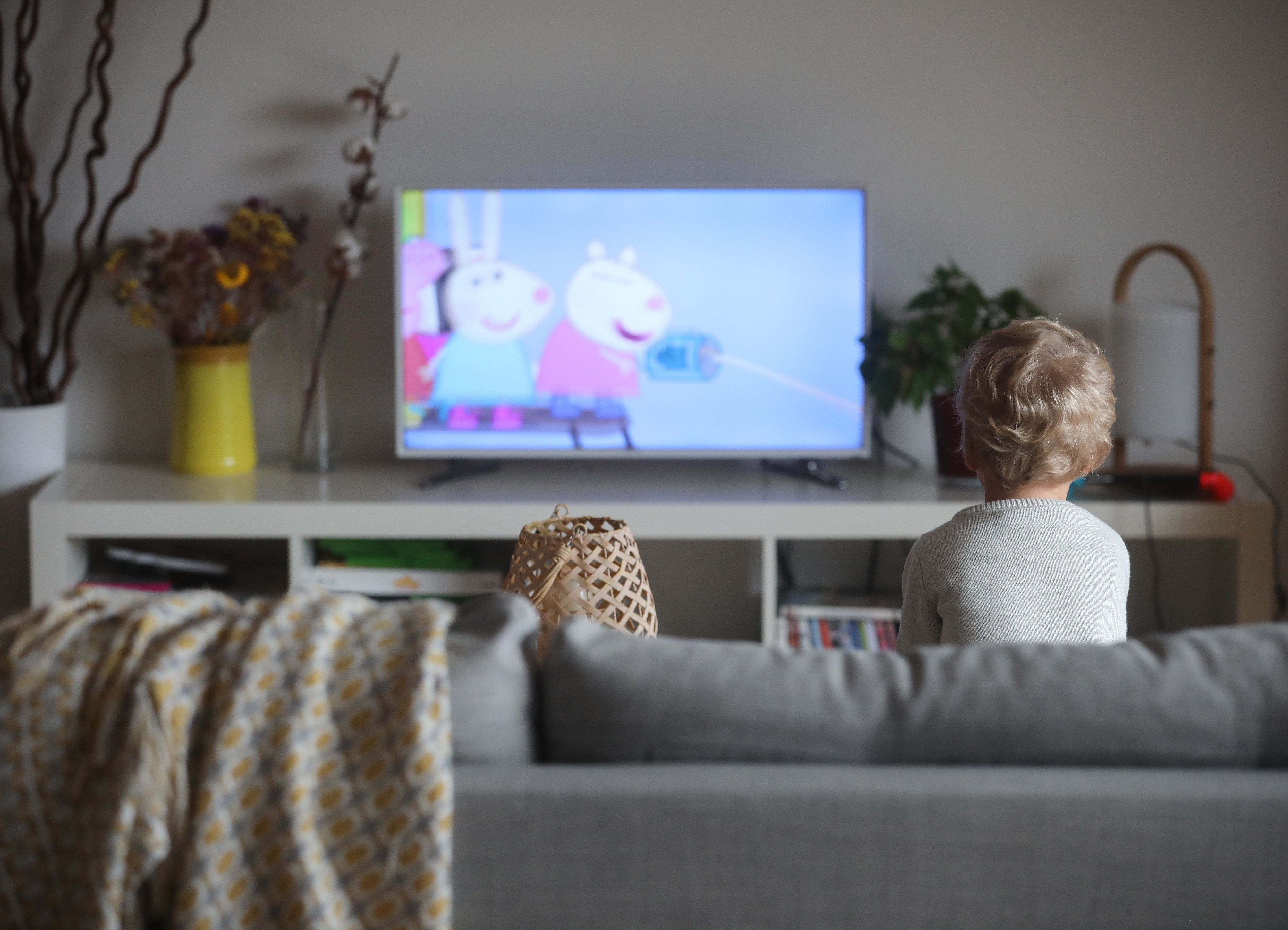 Les enfants semblent pâtir du fait de regarder fréquemment la télévision en famille pendant les repas, selon une récente étude. (Illustration) LP/Aurélie Ladet