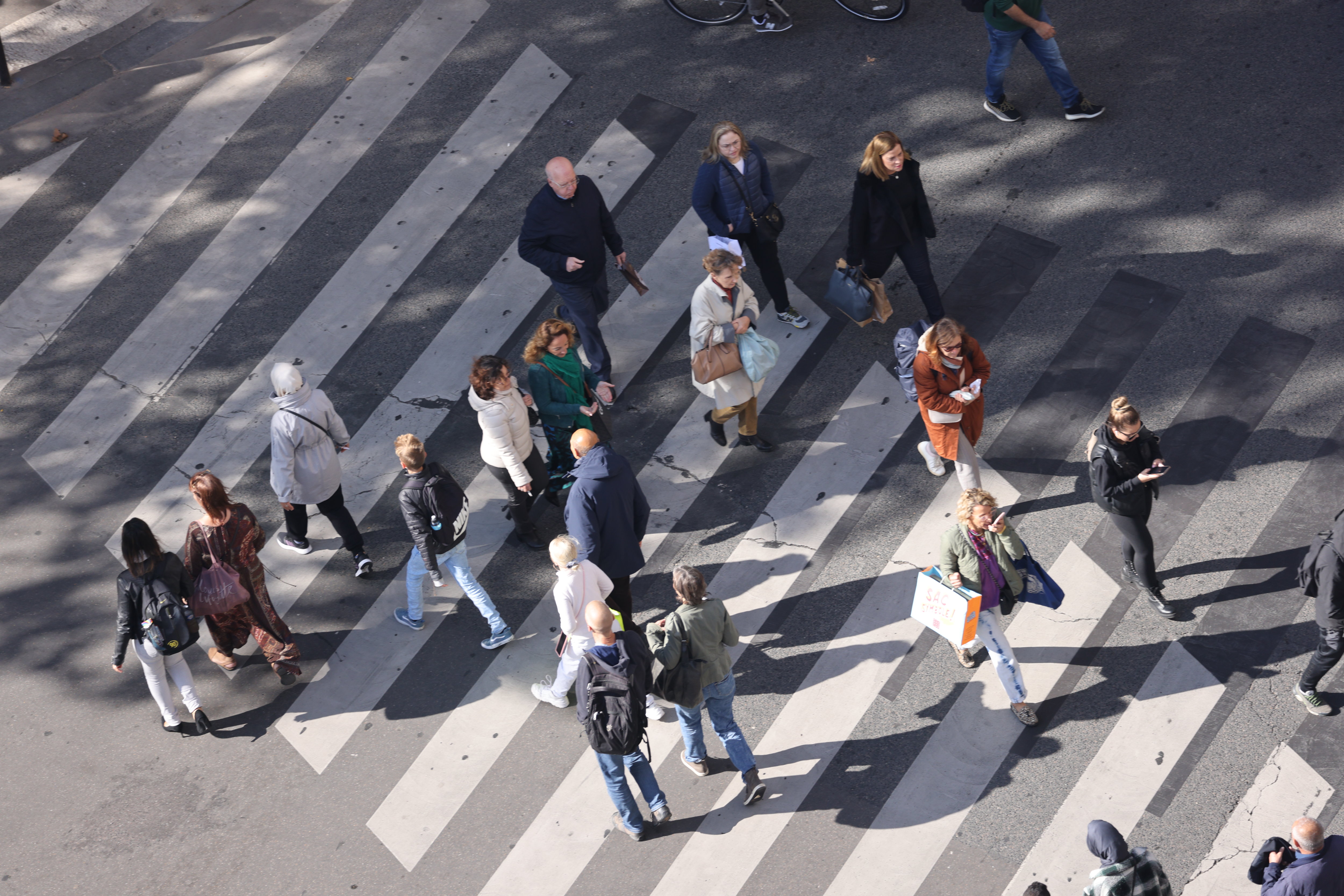 La marche est le mode de déplacement privilégié par les plus de 65 ans dans le Grand Paris, à 55%, selon une étude de l'Apur (Illustration). LP/Arnaud Journois