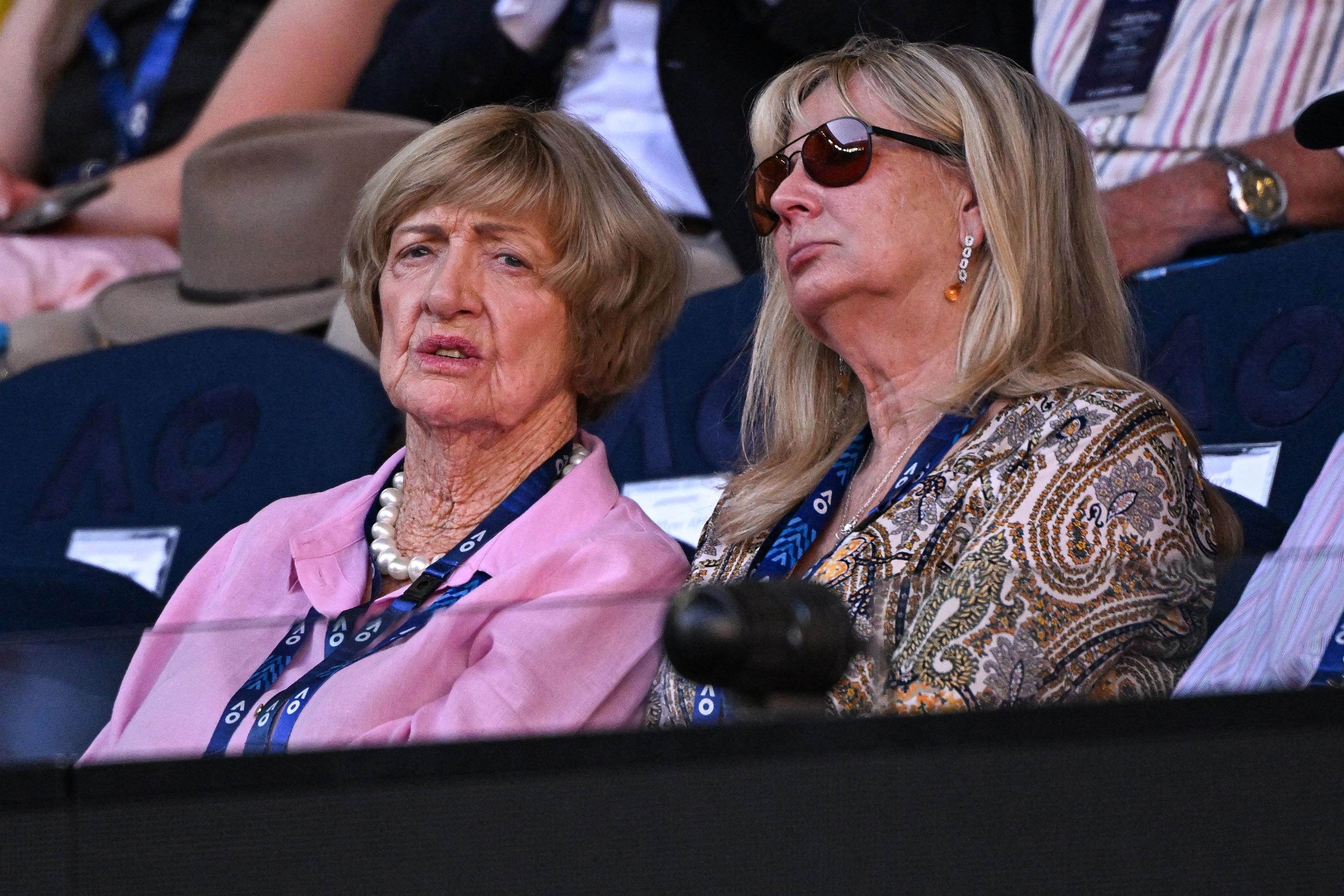 Margaret Court (à gauche) a assisté à la victoire de Djokovic sur Fritz. L'Australienne partage avec le Serbe un record de 24 titres du Grand Chelem. AFP/William West