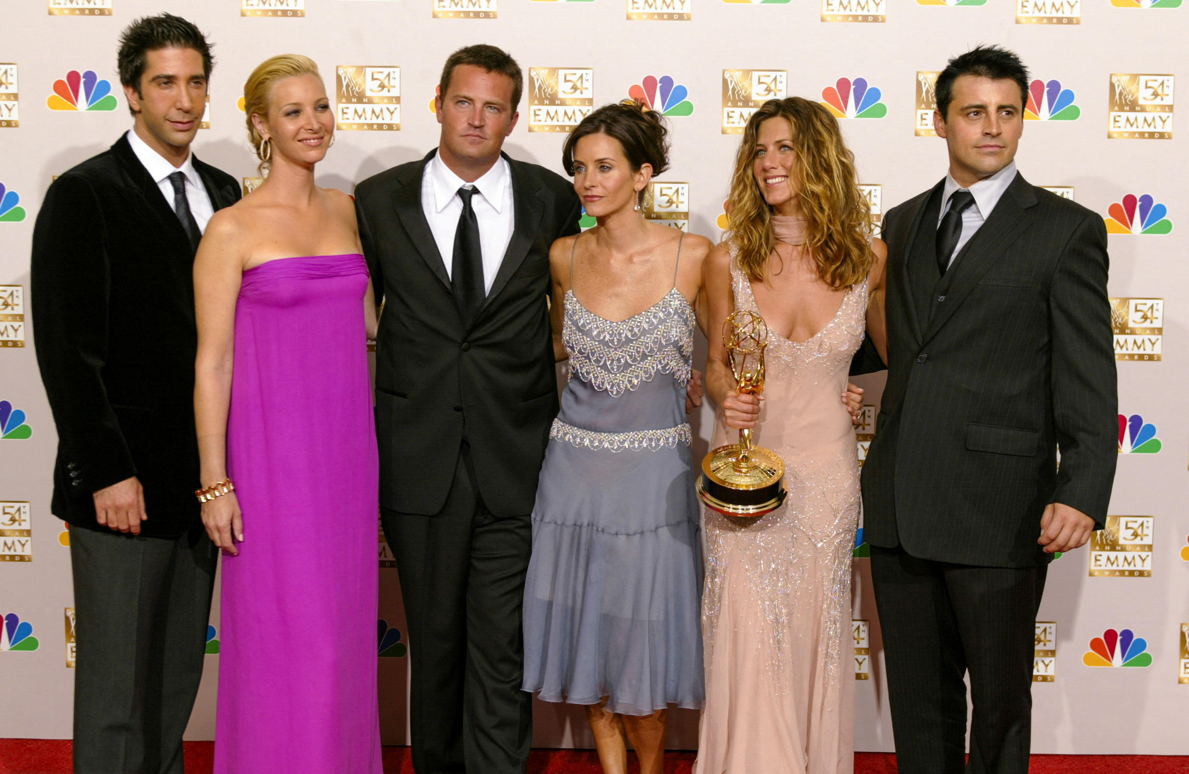 David Schwimmer, Lisa Kudrow, Matthew Perry, Courteney Cox Arquette, Jennifer Aniston et Matt LeBlanc de « Friends » lors de la 54e Emmy Awards annuelle à Los Angeles, aux États-Unis, le 22 septembre 2002. REUTERS/Mike Blake