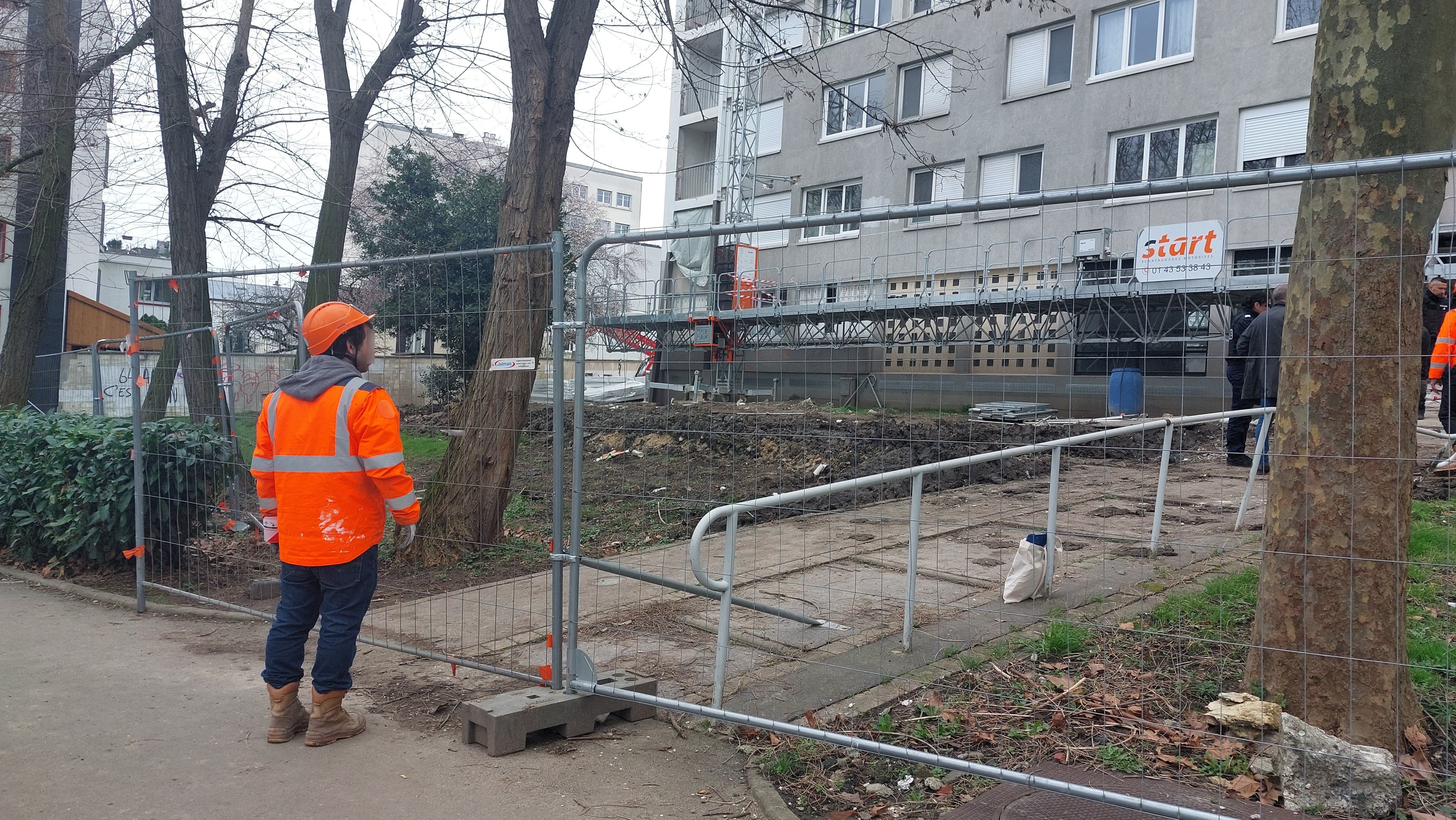 Montreuil (Seine-Saint-Denis), ce mercredi. Un ouvrier d'une quarantaine d'années est décédé sur le chantier de rénovation urbaine dans le quartier du Clos-Français. LP/Elsa Marnette