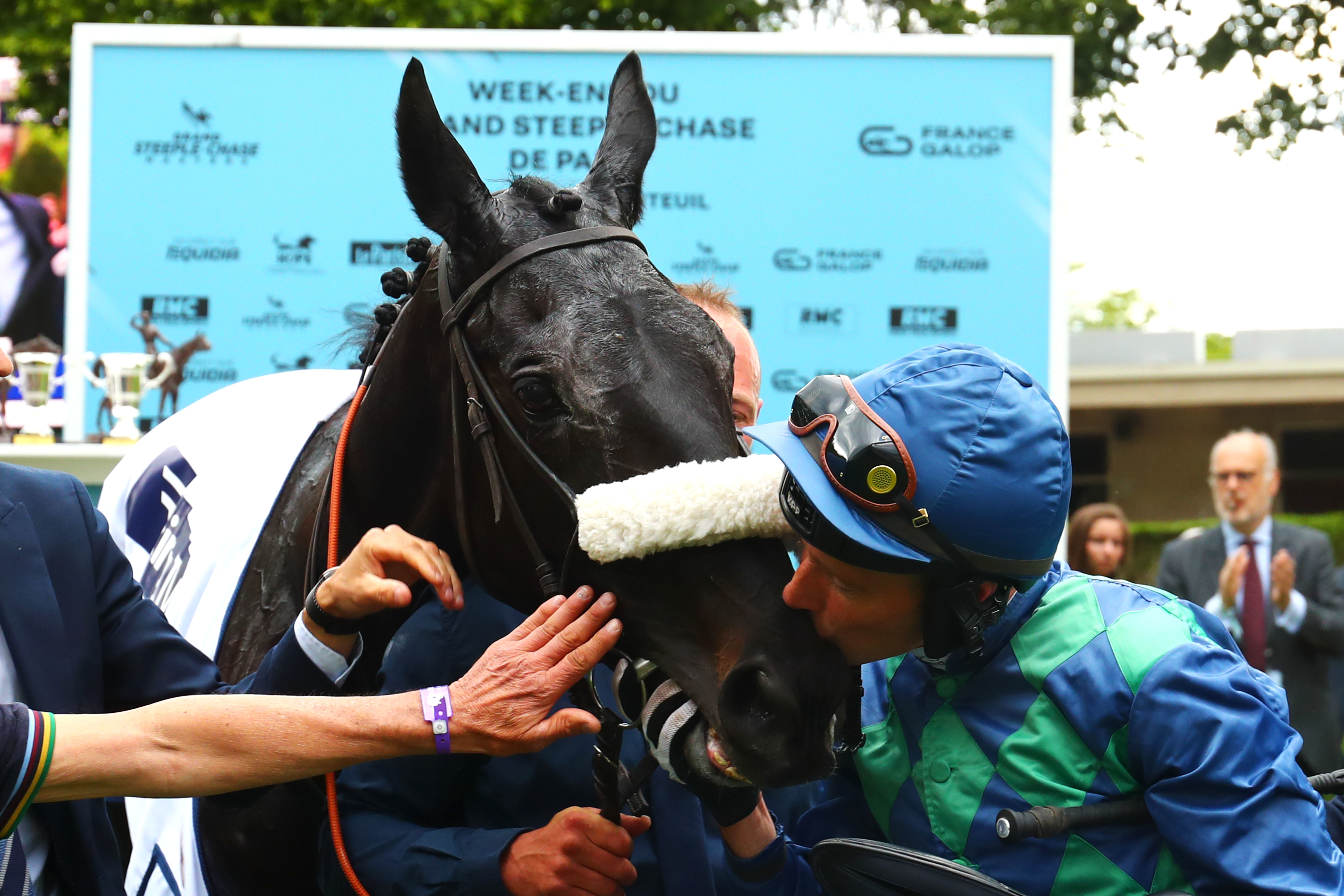 Auteuil (XVIe), le 18 Mai 2024. Embrassé par son jockey, Johnny Charron, Losange Bleu a impressionné tout le monde à l'issue de sa victoire dans la Grande Course de Haies d'Auteuil (Groupe I)