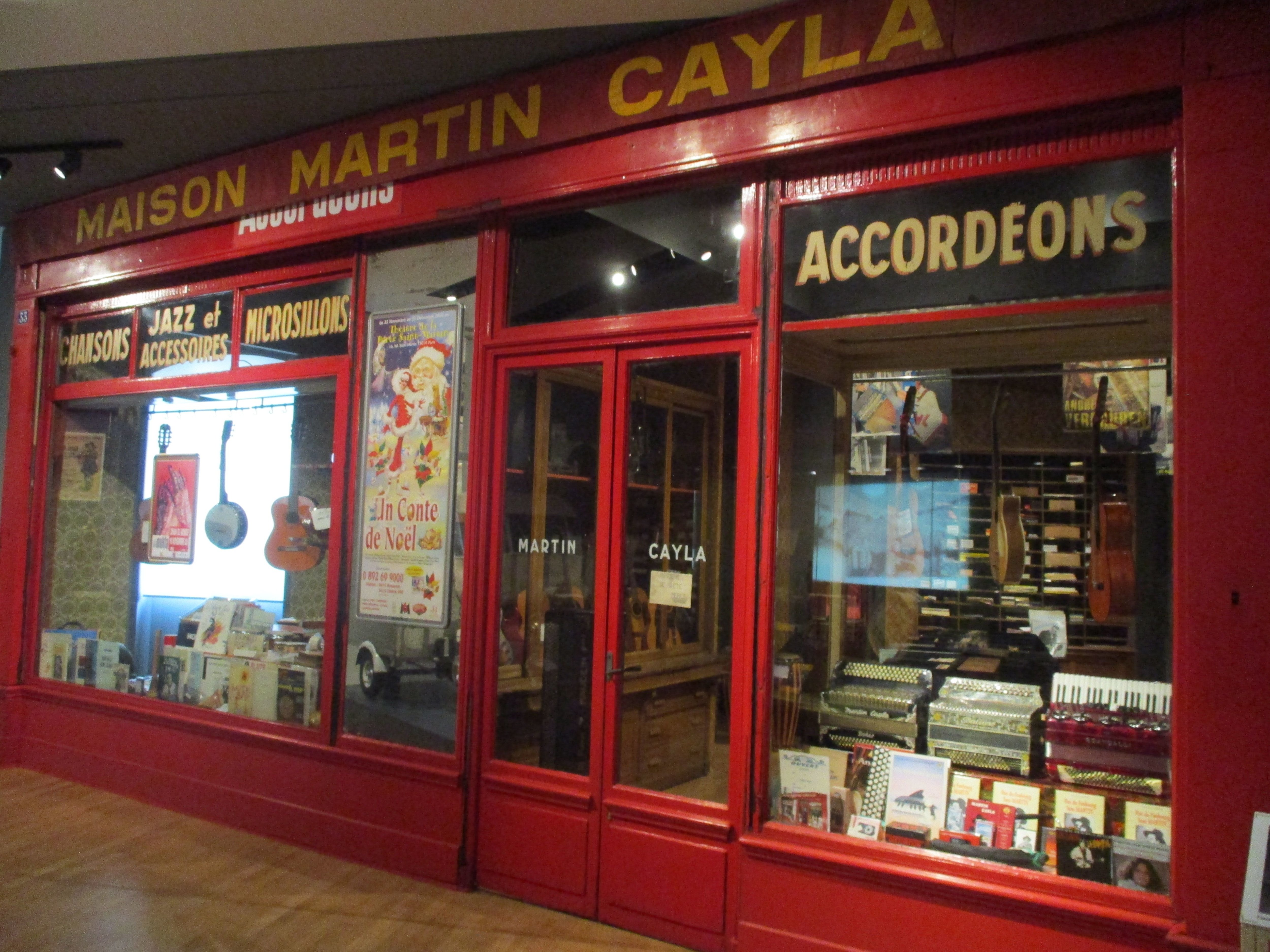 Pièce phare de la Cité de l'Accordéon et des Patrimoines : la boutique de Martin Cayla, ancien magasin de musique parisien, est reconstituée à l'identique. LP/Antoine Marty