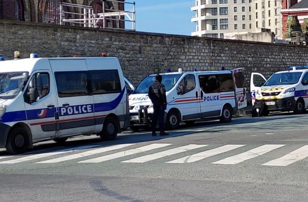 <b></b> Ivry-sur-Seine (Val-de-Marne), ce mardi. Les policiers sont intervenus en force pour sécuriser un appartement dans lequel un homme a été séquestré trois jours.