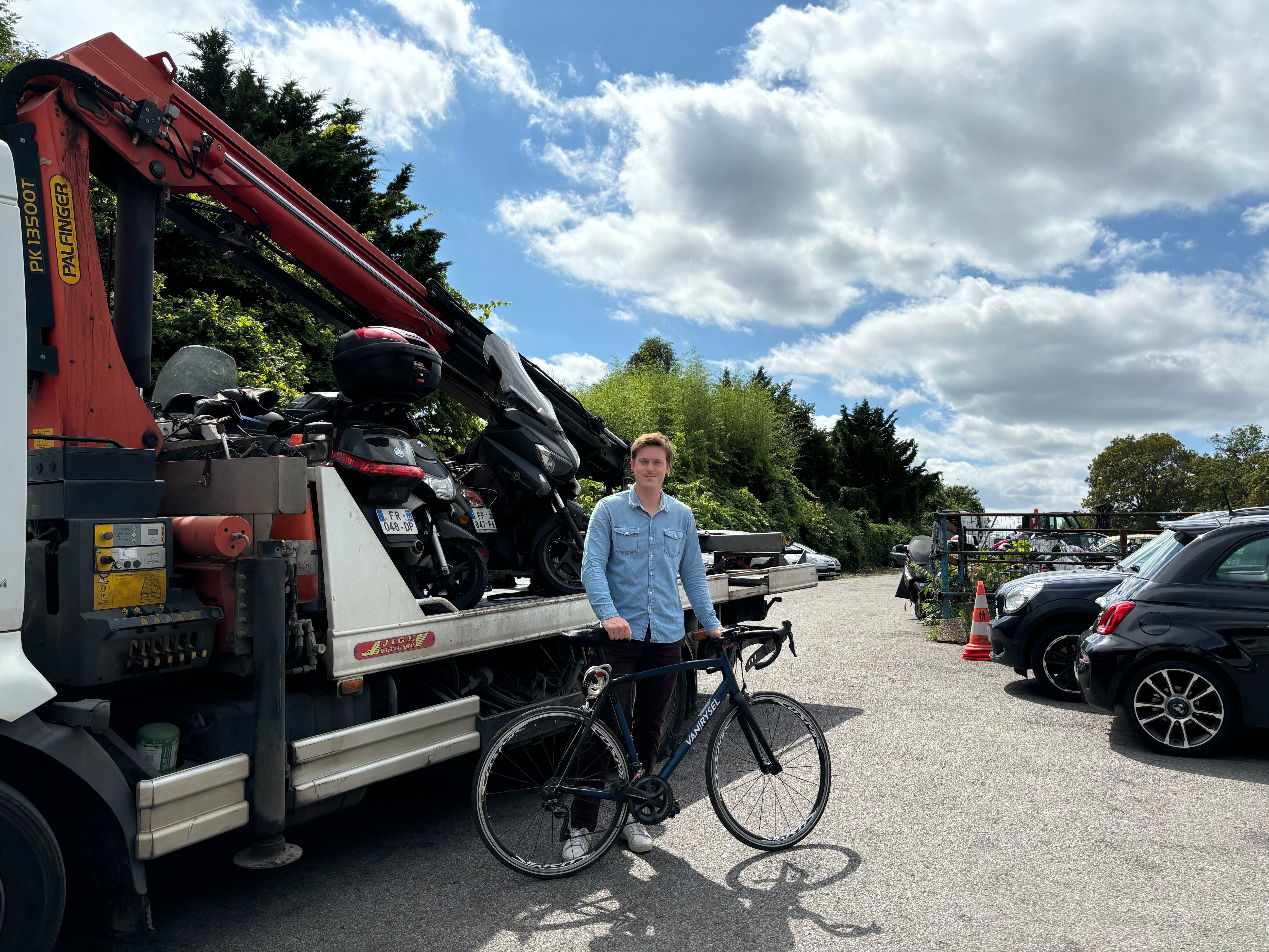 Versailles (Yvelines), le 22 juillet 2024. Le véhicule de Cédric, comme beaucoup d'autres, a été emmené à la fourrière. Il est venu le récupérer à vélo. Le jeune homme de 26 ans assure ne pas avoir été informé des arrêtés concernant le parcours de la flamme. LP/Cécilia Leriche