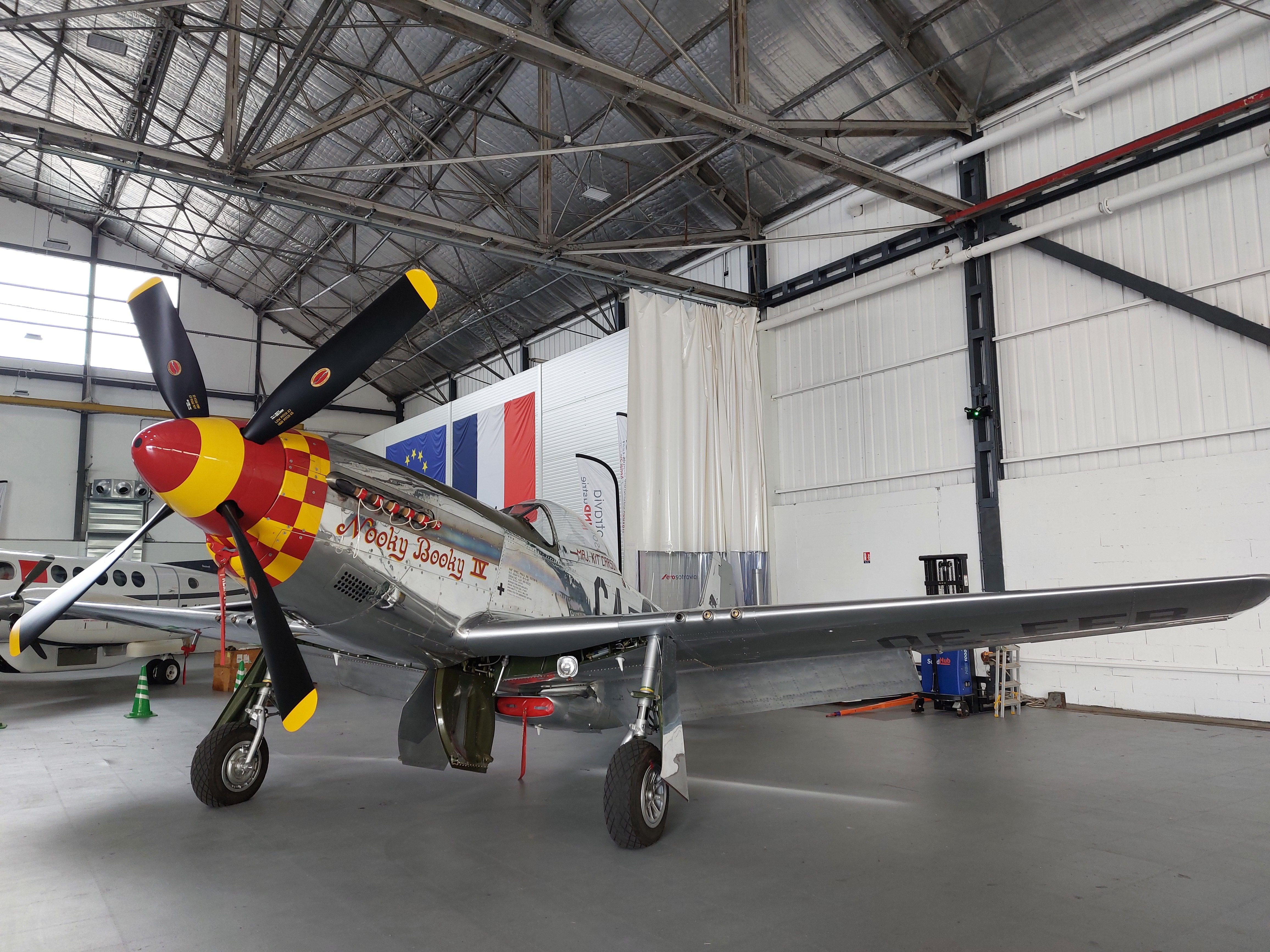 Montereau-sur-le-Jard, mercredi 11 septembre 2024. Propriété de Christian Amara, ce chasseur P-51 D Mustang, surnommé Nooky Booky IV, piloté par le major Léonard Carson, a remporté 18 victoires en combat aérien entre avril 1944 et le 8 mai 1945. Il volera ce week-end.  LP/Sophie Bordier