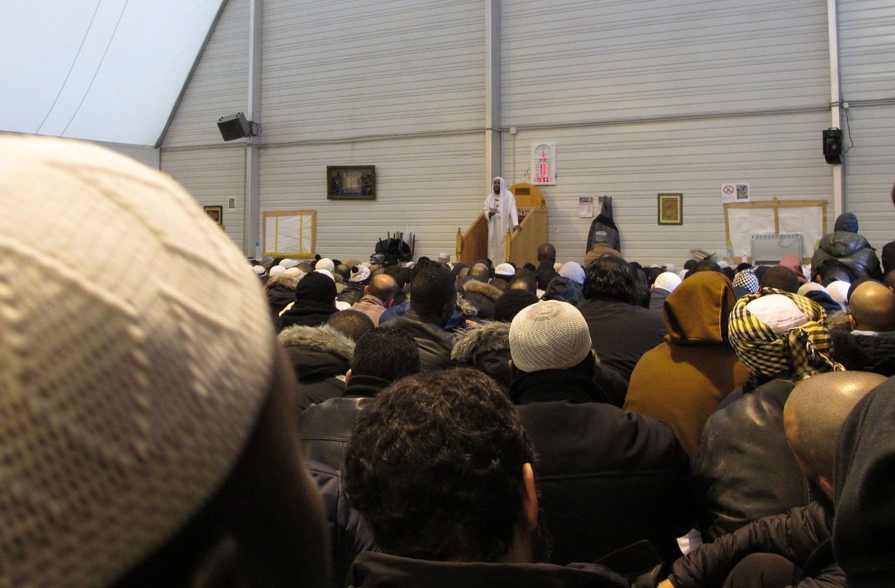 <b></b> La grande mosquée de Pantin, ici lors d’un prêche post-attentats de Charlie Hebdo, sera bien fermée six mois malgré les recours de son recteur Mhammed Henniche. 