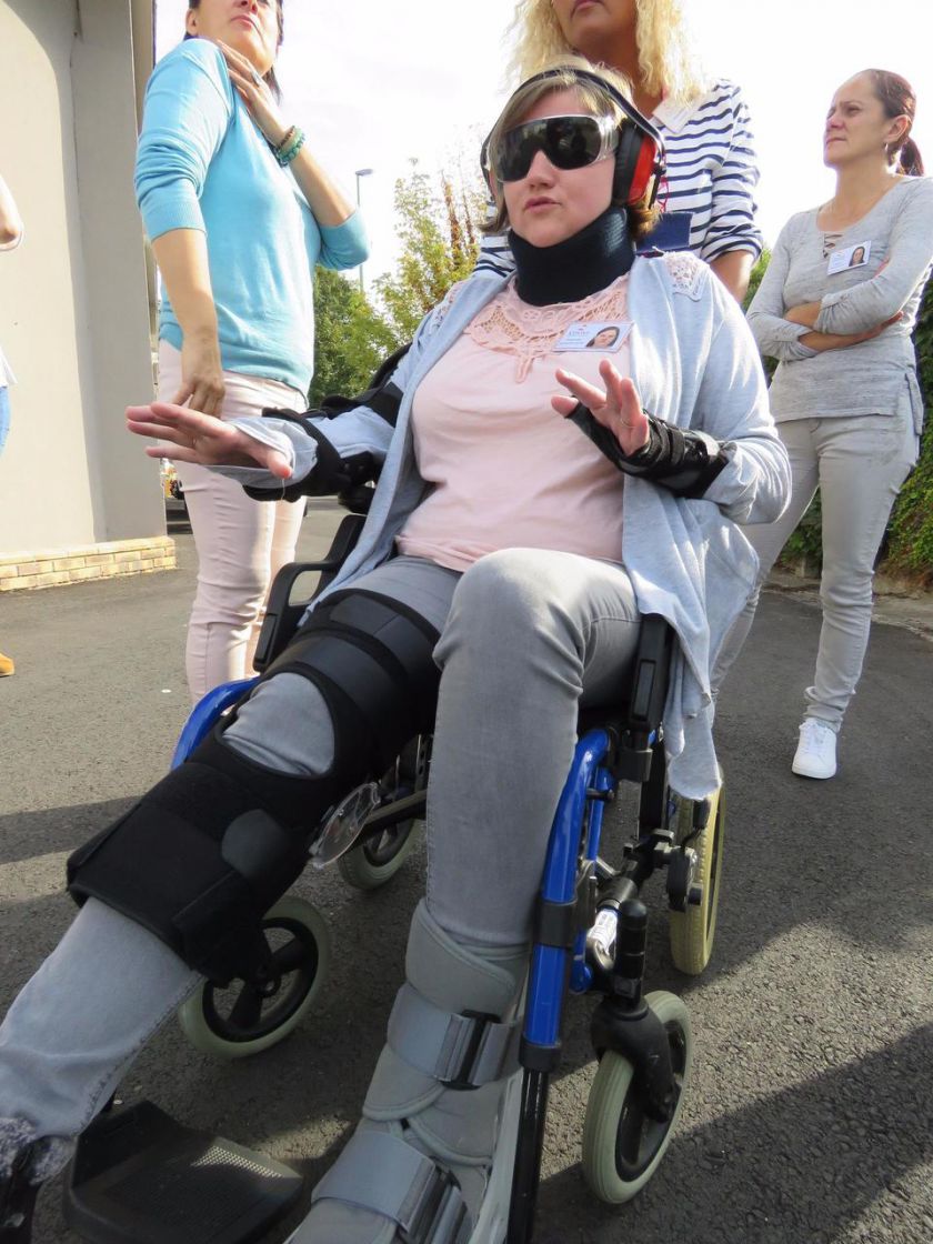 <b></b> Argenteuil, ce vendredi 29 septembre 2017. Les auxiliaires de vie de la société d’aide à domicile Coviva ont expérimenté les handicaps de la vieillesse grâce aux simulateurs d’arthrose, de problèmes de mobilité et de pathologies visuelles. 