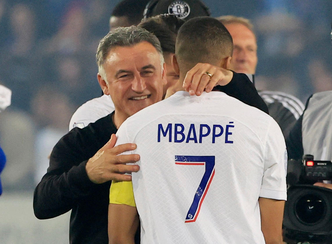 Christophe Galtier congratule Kylian Mbappé, l'homme fort du titre de champion de France du PSG. REUTERS/Pascal Rossignol