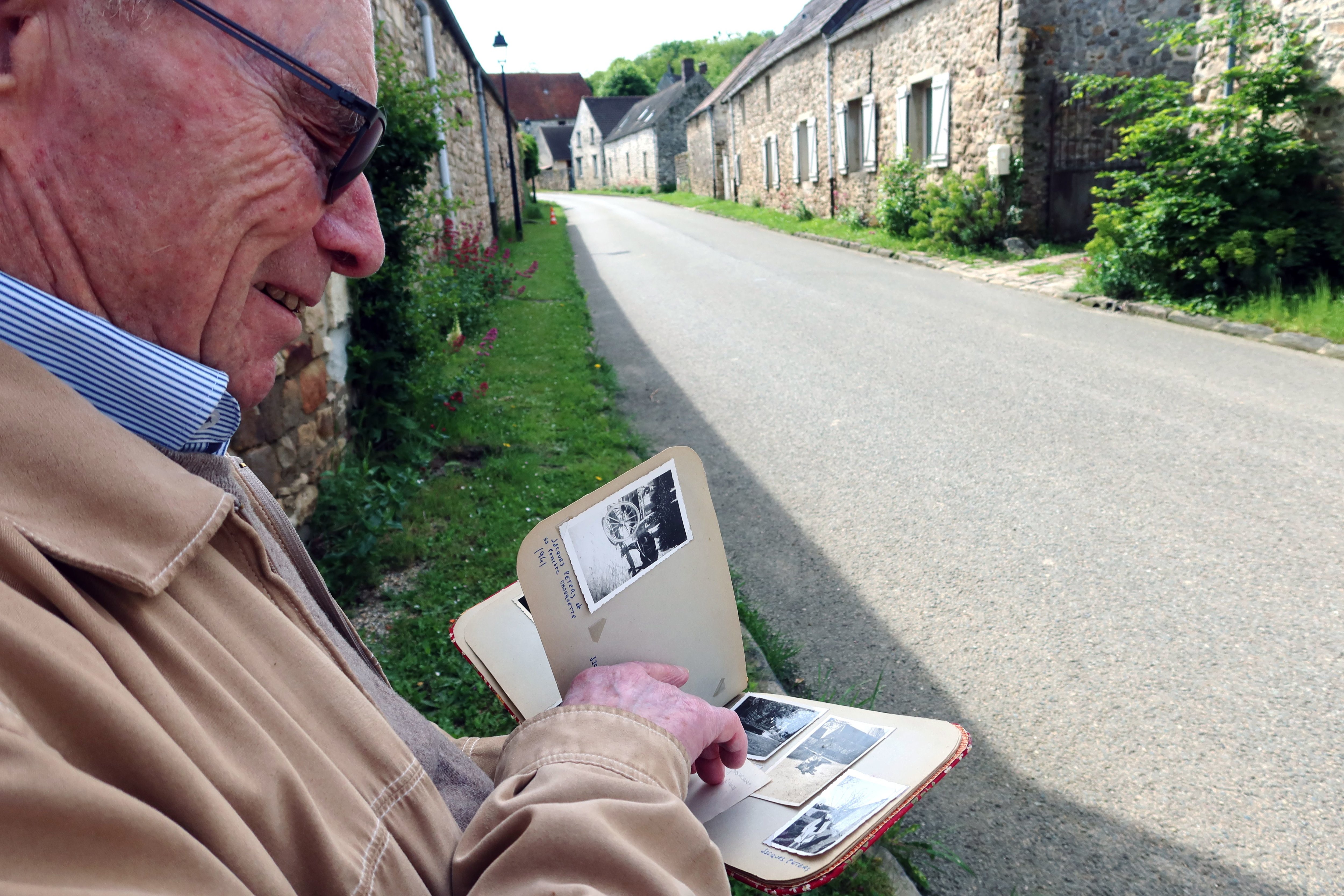 Ducy (Oise), le 17 mai. Jacques Péters se remémore, dans son ancienne ferme, le jour où les Américains ont libéré son village avant d'être piégés dans une embuscade nazie à Rully. LP/Albert Péters