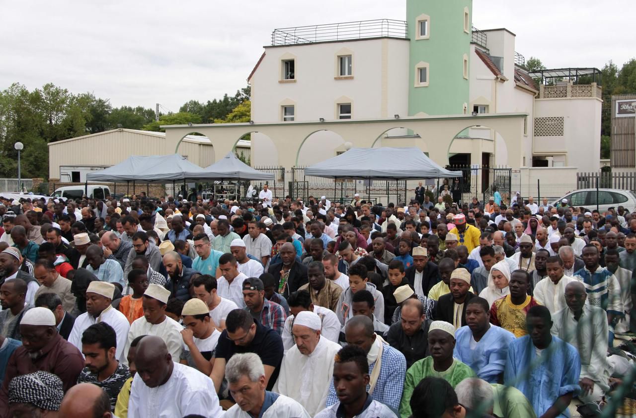 <b></b> Vigneux-sur-Seine, ce mardi 21 août 2018. Entre 2 000 et 3 000 musulmans se sont retrouvés devant la mosquée pour célébrer le premier jour de l’Aïd-el-Kébir.
