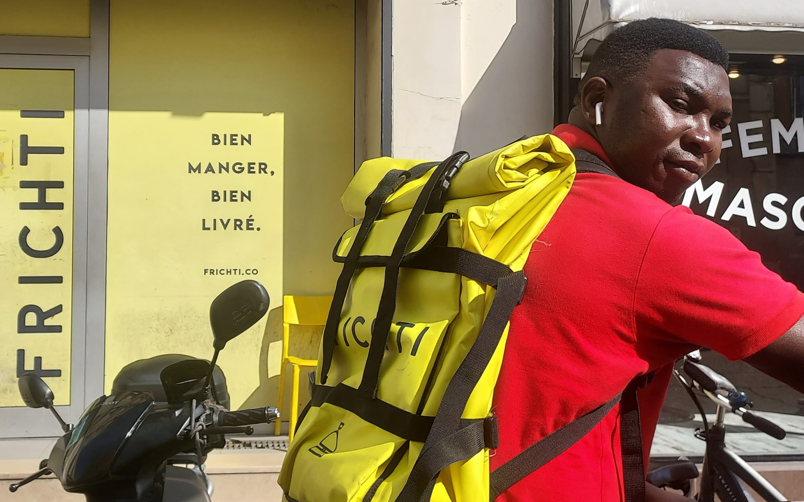Aliou, livreur chez Frichti demande justice, ici devant un local de l’enseigne, rue Myolis (XVe). LP/Céline Carez