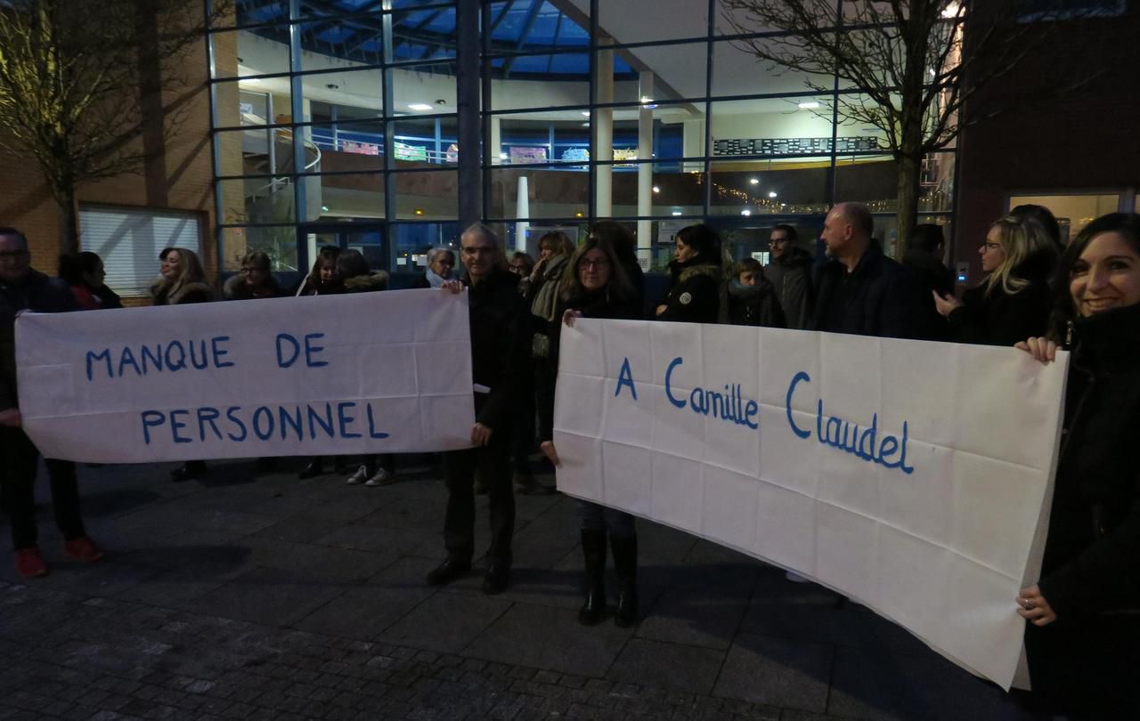 <b></b> Saint-Pierre-du-Perray, ce mardi soir. Une trentaine d’enseignants et de parents d’élèves ont manifesté devant le collège Camille-Claudel.