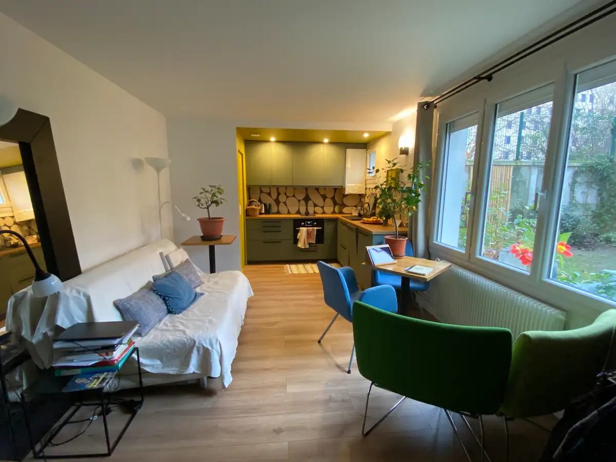 Gentilly (Val-de-Marne). Loué par une jeune retraitée, ce logement est accessible via la plate-forme Airbnb. Elle y accueille jusqu’à quatre personnes pour trois nuits minimum. Airbnb