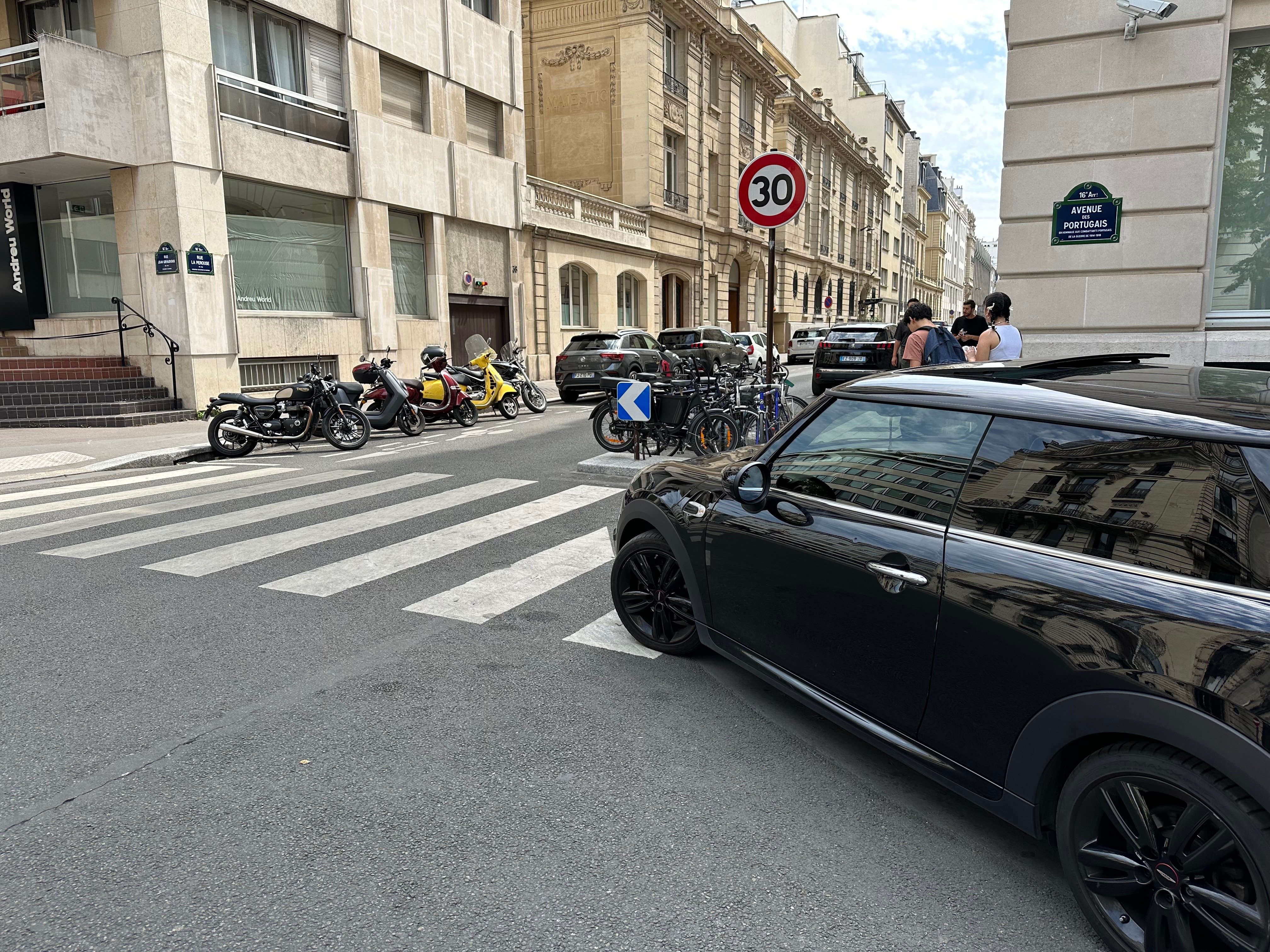 Avenue des Portugais (Paris, XVIe), en juillet 2023. Cette voiture, une Mini, est stationnée à cheval entre deux passages-piétons. LP/Paul Abran