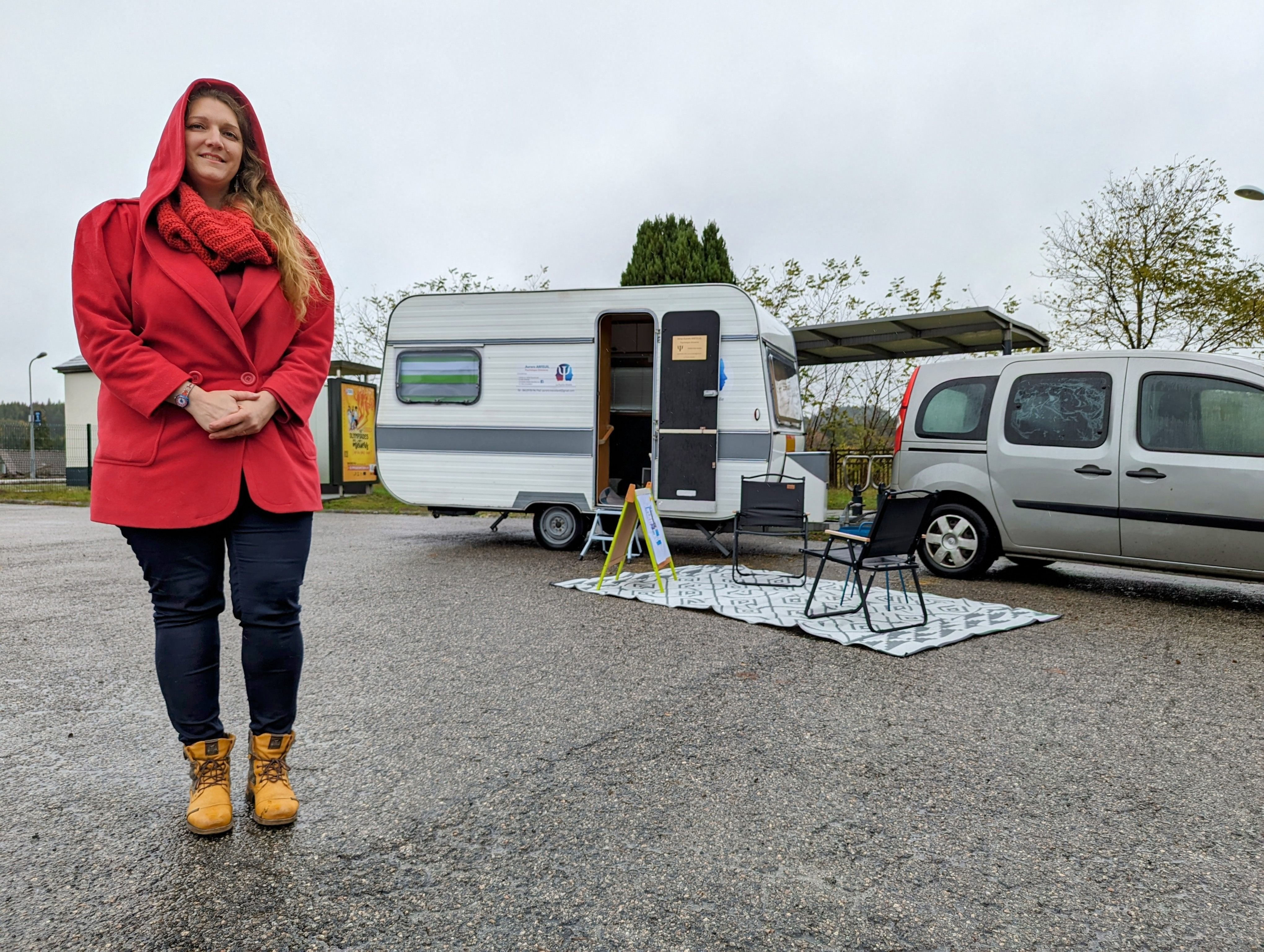 Aurore Arfeuil tient des consultations dans sa caravane, et son initiative rencontre un succès fulgurant. LP/Franck Lagier