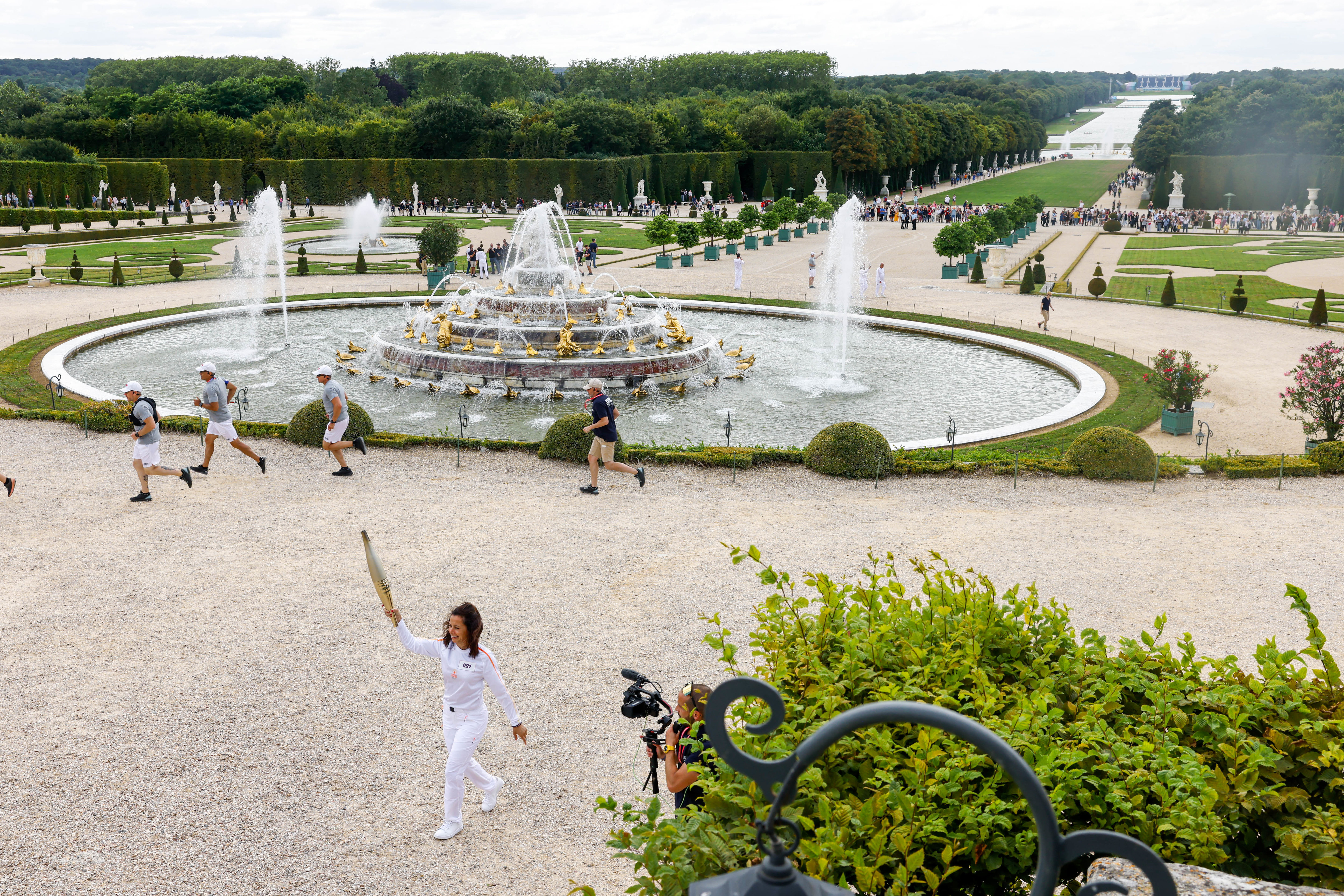 Versailles, ce mardi 23 juin. La flamme olympique ne pouvait bien sûr pas traverser le département sans un long arrêt au château de Versailles et dans ses jardins. LP/Olivier Corsan