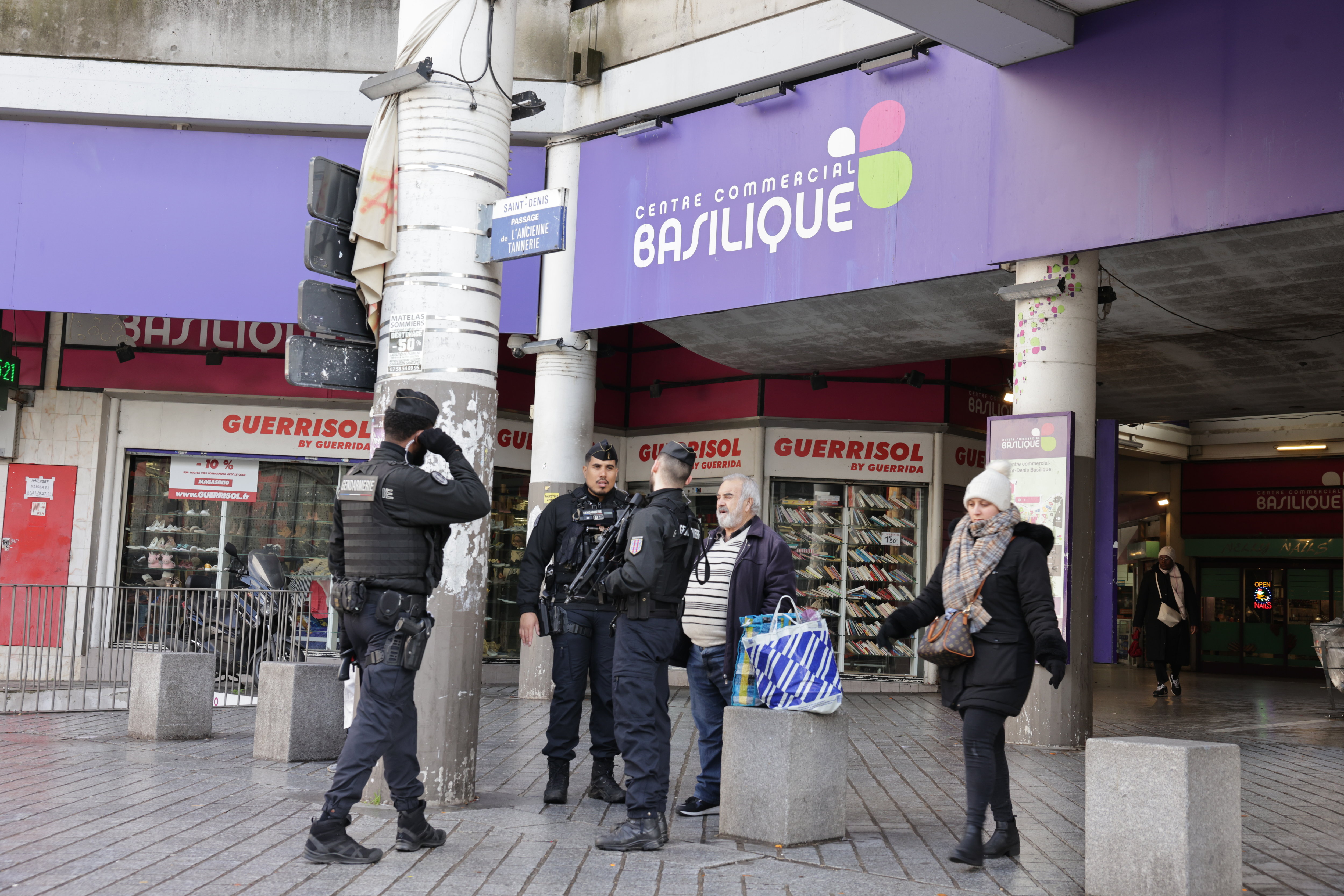 Saint-Denis (Seine-Saint-Denis), ce lundi 22 janvier. La présence policière a été renforcée après les deux agressions qui ont couté la vie à deux jeunes de 14 et 18 ans. LP/Olivier Arandel