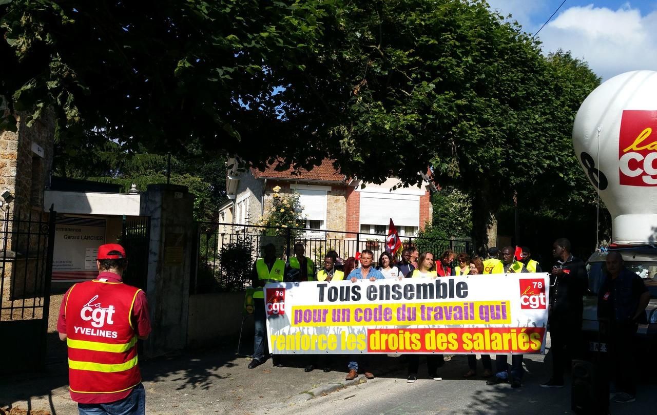 <b>Rambouillet samedi</b> Motivés et vêtus de gilets jaunes, une petite trentaine de salariés et de militants de la CGT a manifesté devant la permanence du président du Sénat, Gérard Larcher (LR). 