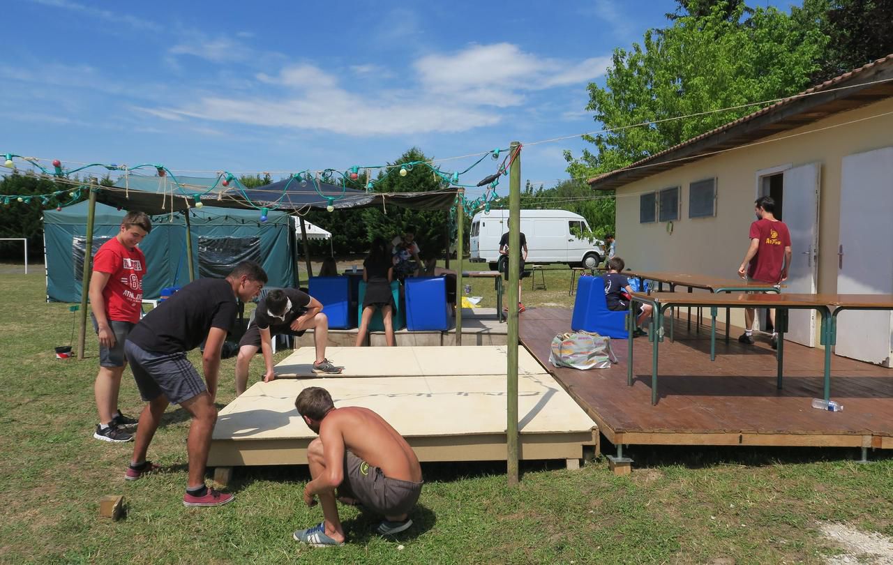 <b></b> Auvers-Saint-Georges, ce lundi 2 juillet 2018. Durant deux semaines, des jeunes de la communauté de communes et d’ailleurs vont s’employer à remettre le stade en état et à y créer de nouveaux équipements.