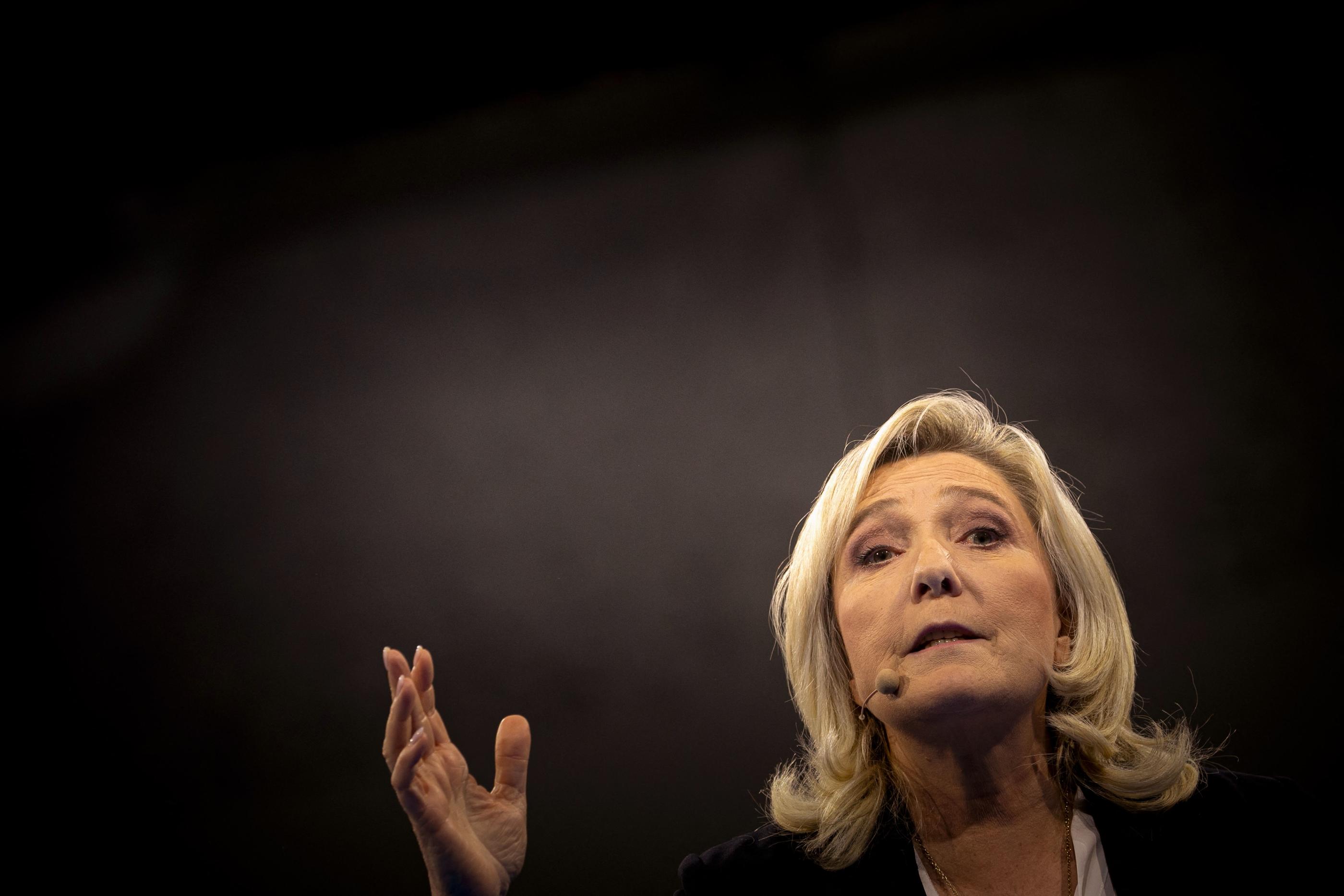 « Dans les crises que nous vivons, la solidité, la pugnacité et le courage politique que nous représentons sont un atout », répond Marine Le Pen au sujet de sa quatrième candidature à la présidentielle en 2027. AFP/Lou Benoist