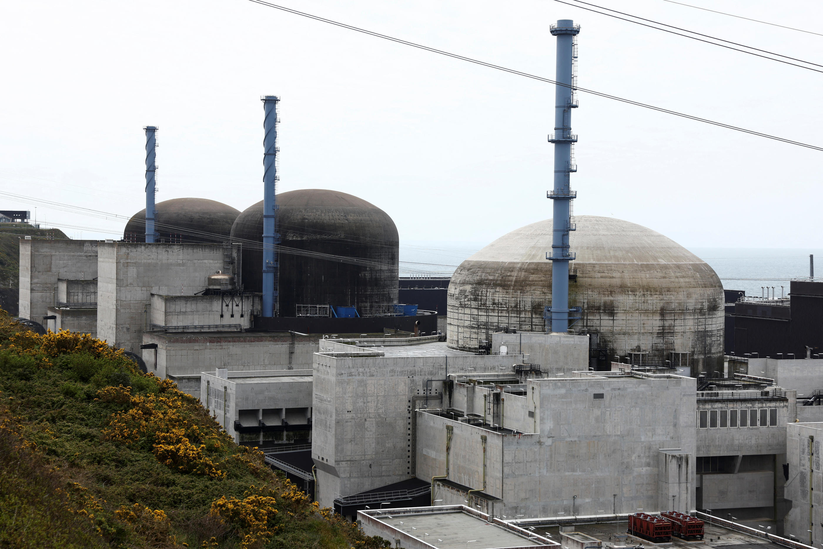 Dix-sept ans après son lancement en 2007, l’EPR de Flamanville (acronyme pour Evolutionary Power Reactor, ou réacteur dit « évolutionnaire »), dans la Manche, espère être raccordé au réseau électrique cet été. REUTERS/Stephanie Lecocq