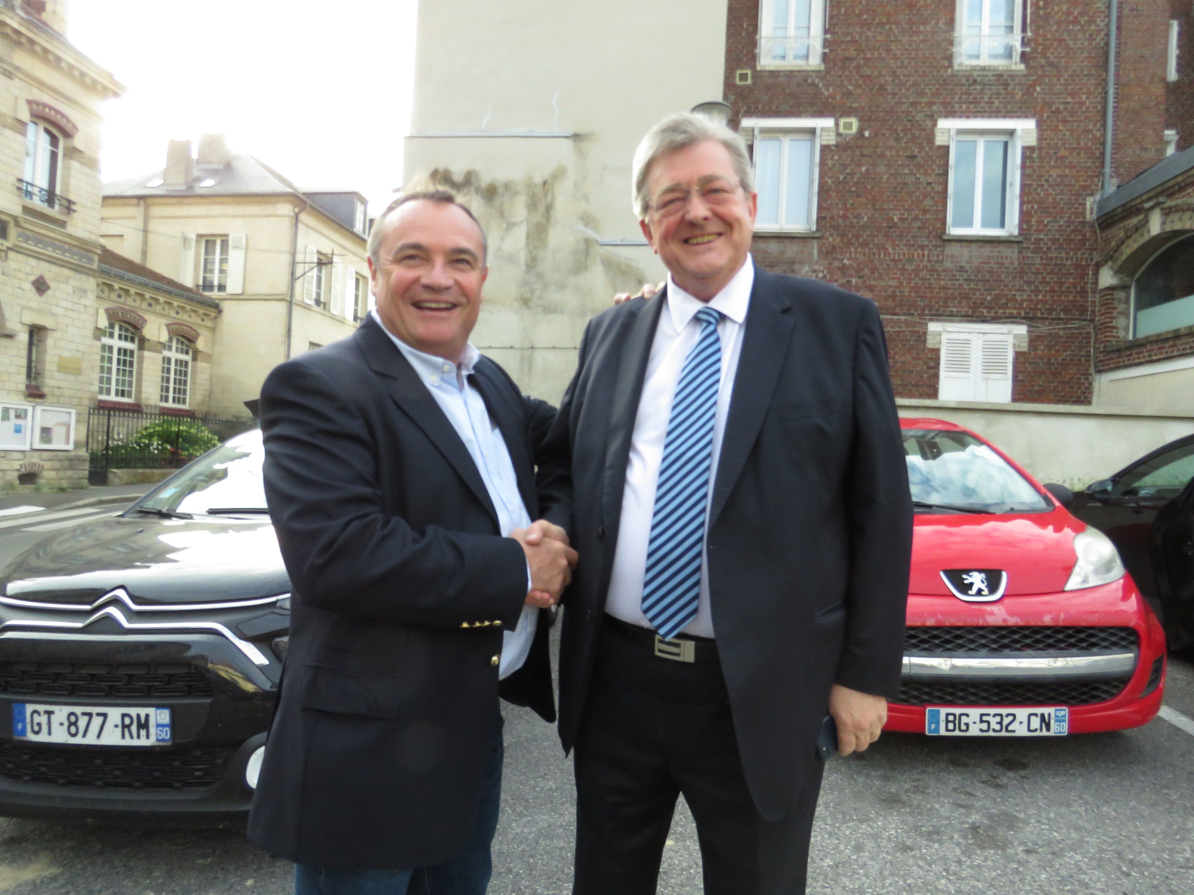 Compiègne, ce dimanche soir. Les deux candidats du RN dans la 5e et la 6 e circonscriptions, Frédéric Pierre Vos et Michel Guiniot ont fête leur victoire.