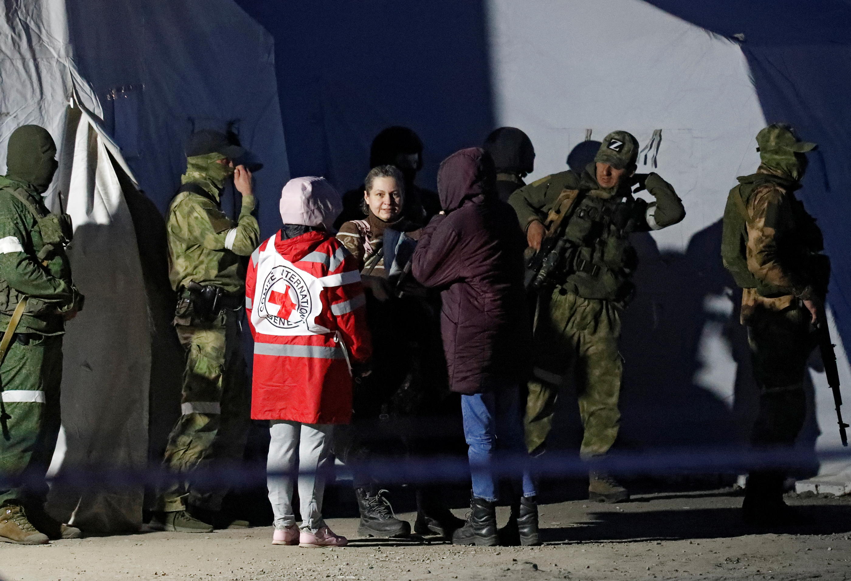 Au total, 174 civils de Marioupol, dont une quarantaine évacués d'Azovstal, sont arrivés à bord de huit bus dans cette grande ville du sud-est de l'Ukraine. REUTERS/Alexander Ermochenko