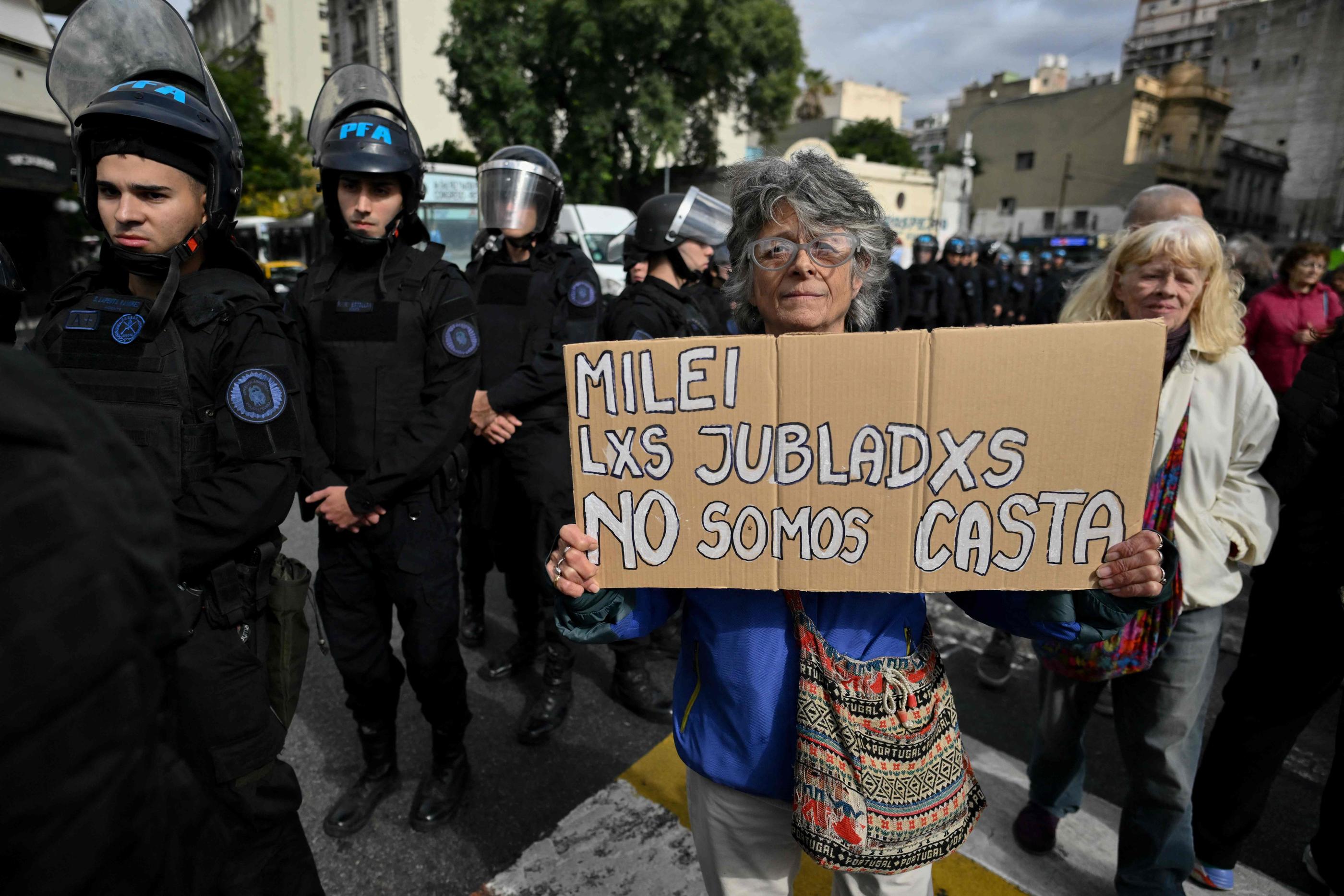 Depuis son arrivée au pouvoir Javier Milei doit faire face à des manifestations quotidiennes en raison de ses coupes budgétaires. AFP/LUIS ROBAYO