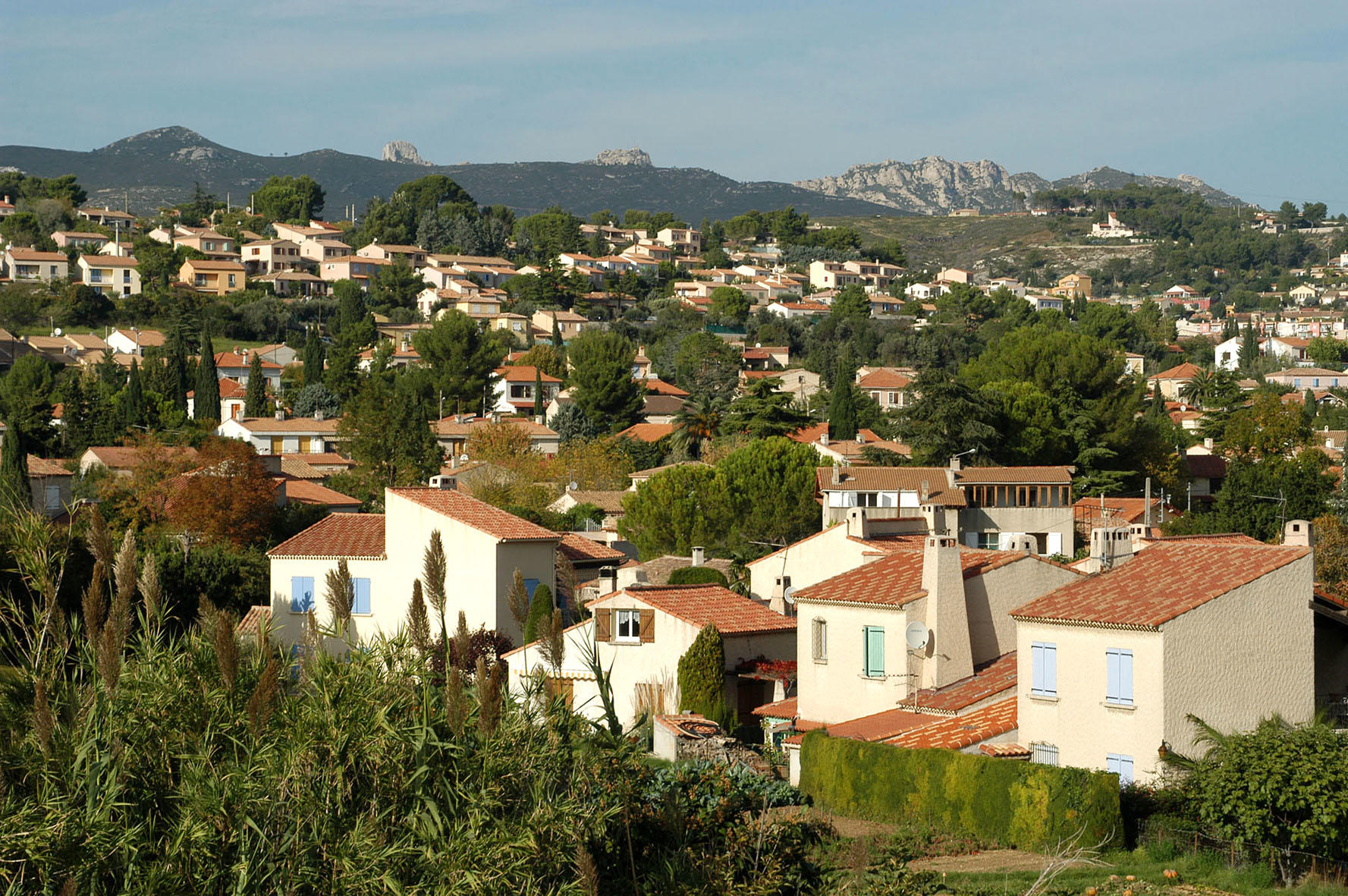 Cette commune d’environ 10 000 habitants est située à moins de 15 km du centre de Marseille et des plages de la cité phocéenne. Moura/Alpaca/Andia