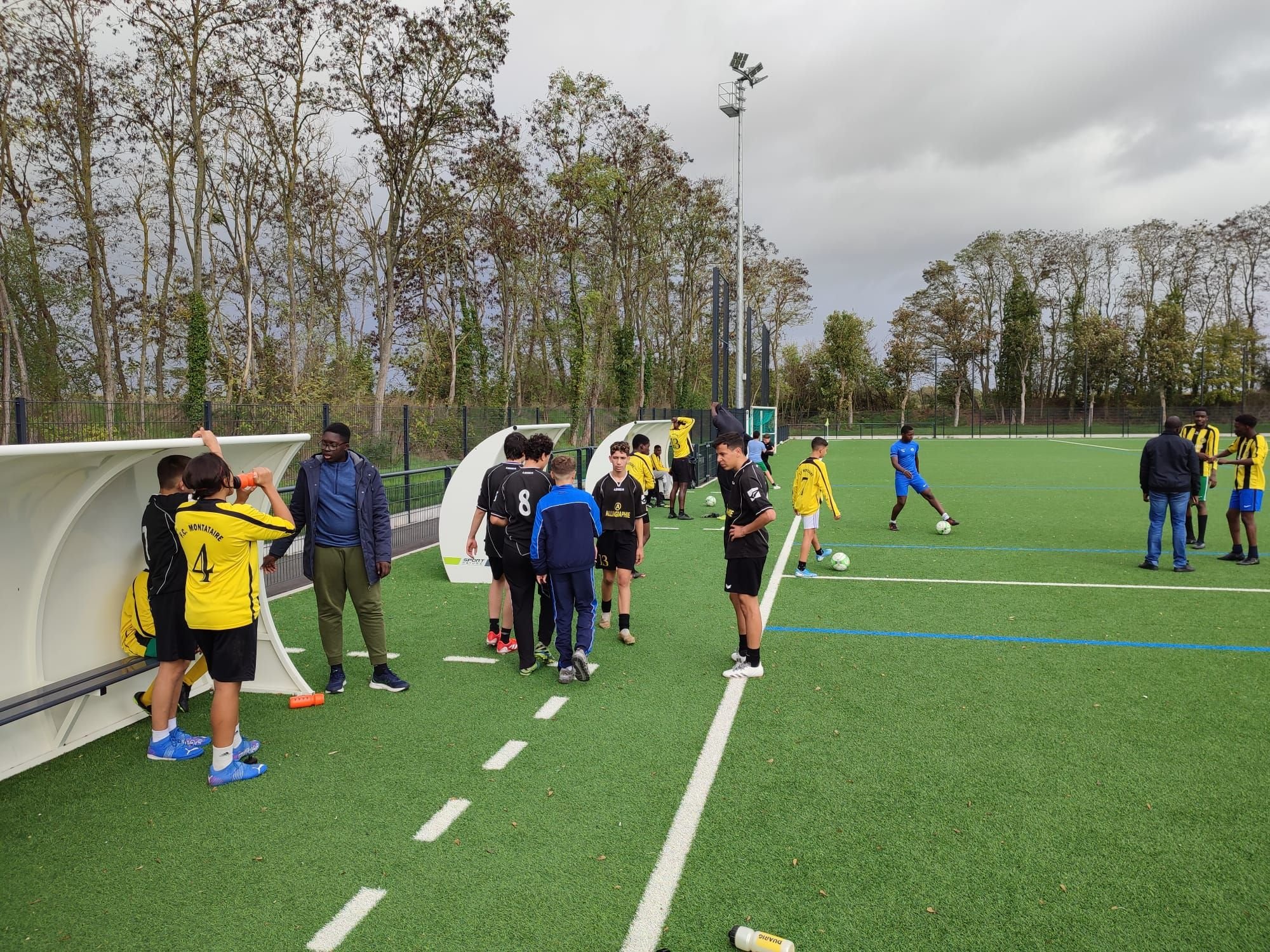 Le service de médiation de Montataire a organisé des matchs de foot avec des équipes composées d'habitants des différentes villes de l'agglomération. DR