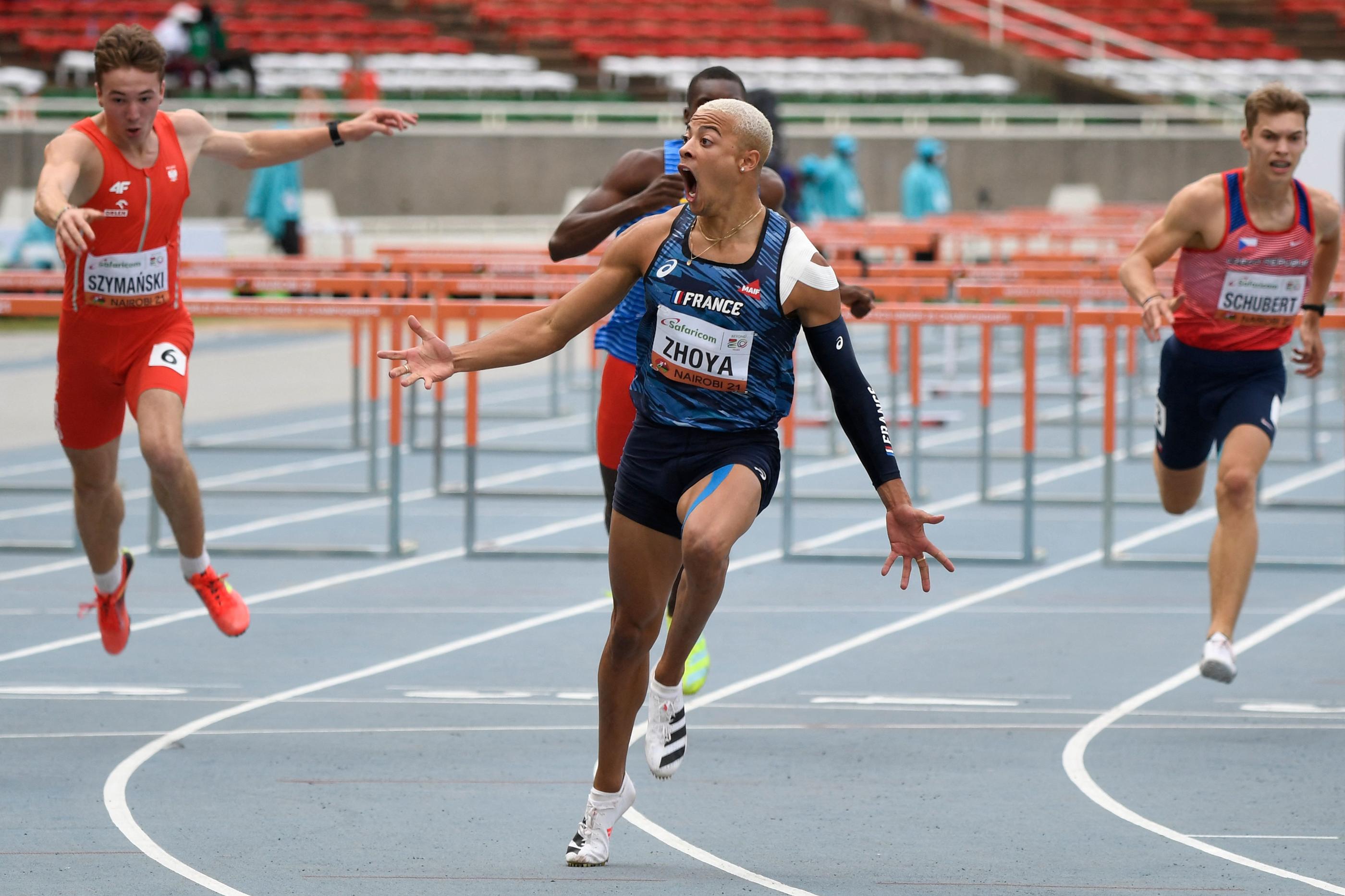 Sasha Zhoya en août 2021 au stade Kasarani de Nairobi, à l'arrivée du 110 mètres haies au cours duquel il bat le record du monde juniors. Photo AFP/Tony Karumba