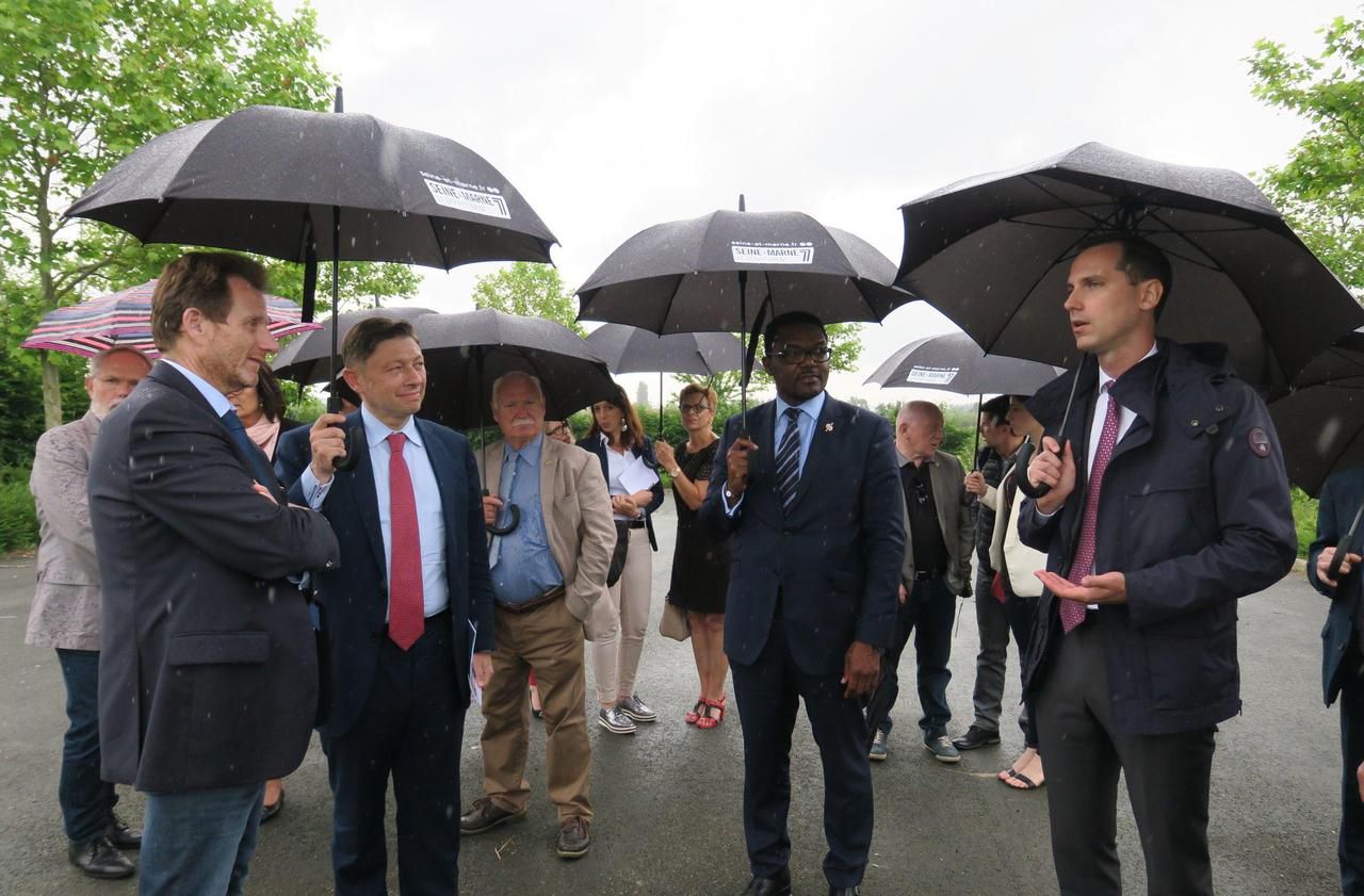 <b></b> Saint-Pathus, vendredi 1er juin 2018. Le maire Jean-Benoît Pinturier (SE), le président du conseil départemental Jean-Louis Thiériot (LR) et le député de la circonscription (LREM) (de gauche à droite) en visite sur le chantier de zone logistique.