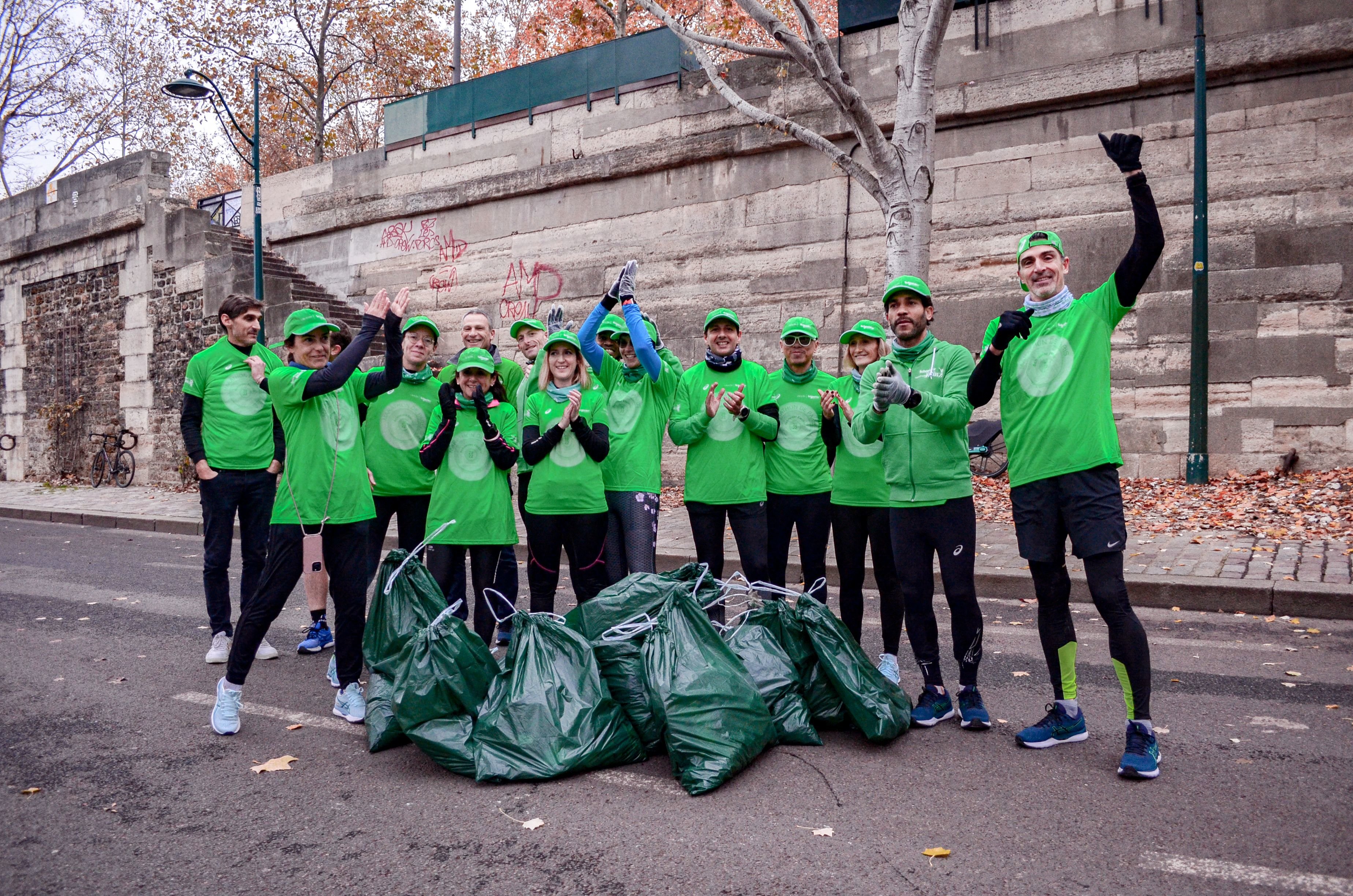 Les «green runners» de l'entreprise Schneider Electric n'hésitent pas à collecter les déchets lors de leurs sorties. ASO/Laure Boutiot