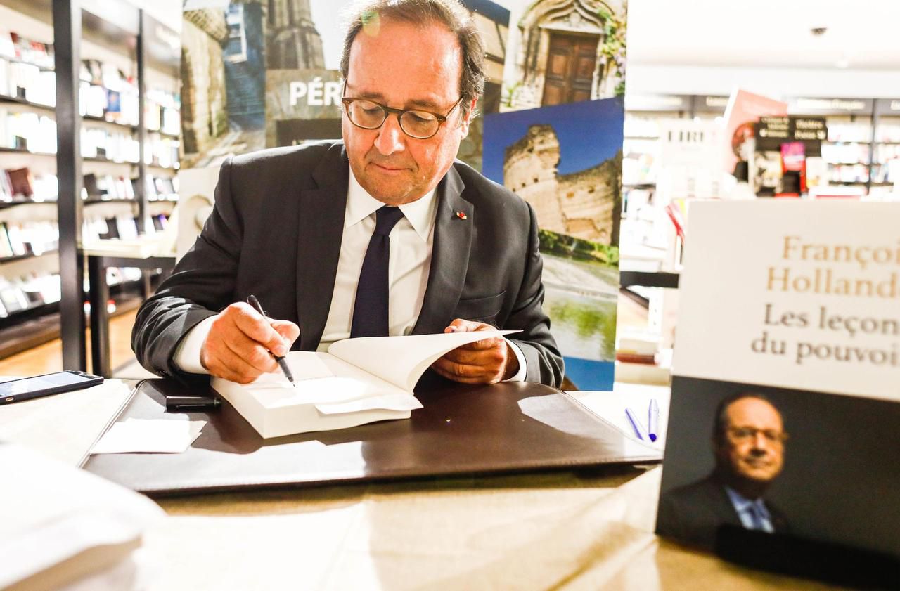 <b></b> François Hollande, l’ancien président de la République, si impopulaire pendant son quinquennat, connaît le succès avec son livre « Les leçons du pouvoir ». 