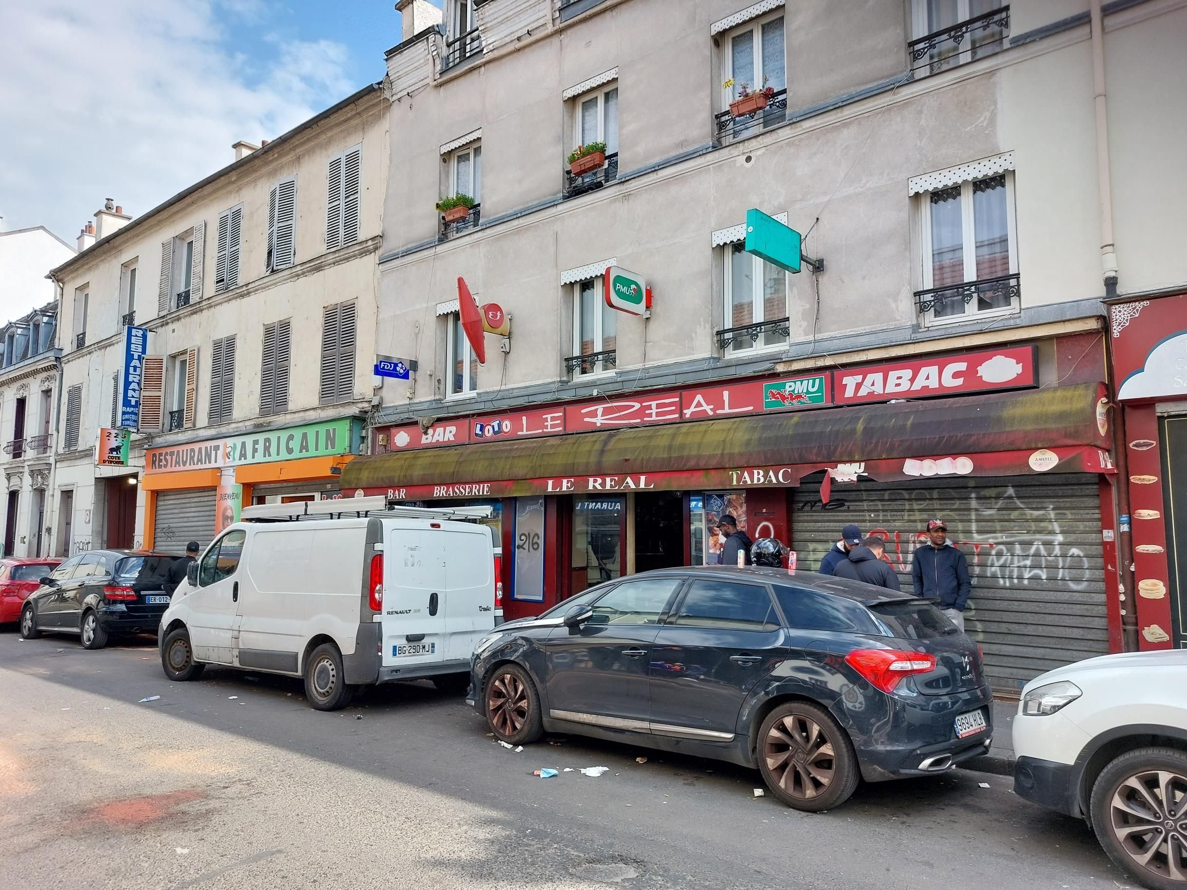 C'est rue du Moutier, à Aubervilliers, que la grenade a été lancée devant ce café. NR