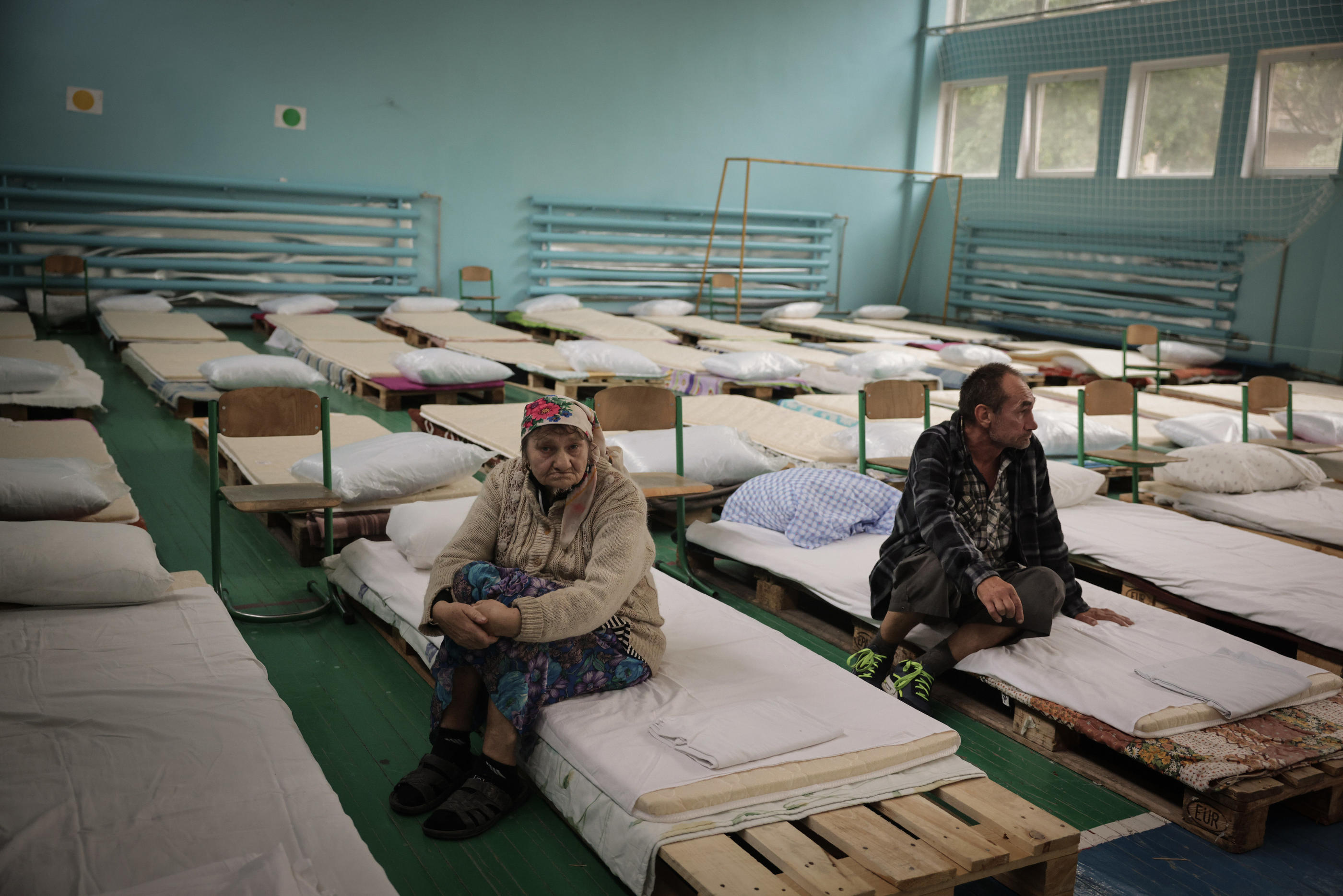 À Kryvyy Rih(Ukraine), le 30 juin, dans une école transformée en centre pour les réfugiés, des habitants des zones occupées par les Russes arrivent après avoir fui la région de Kherson. LP/Philippe de Poulpiquet