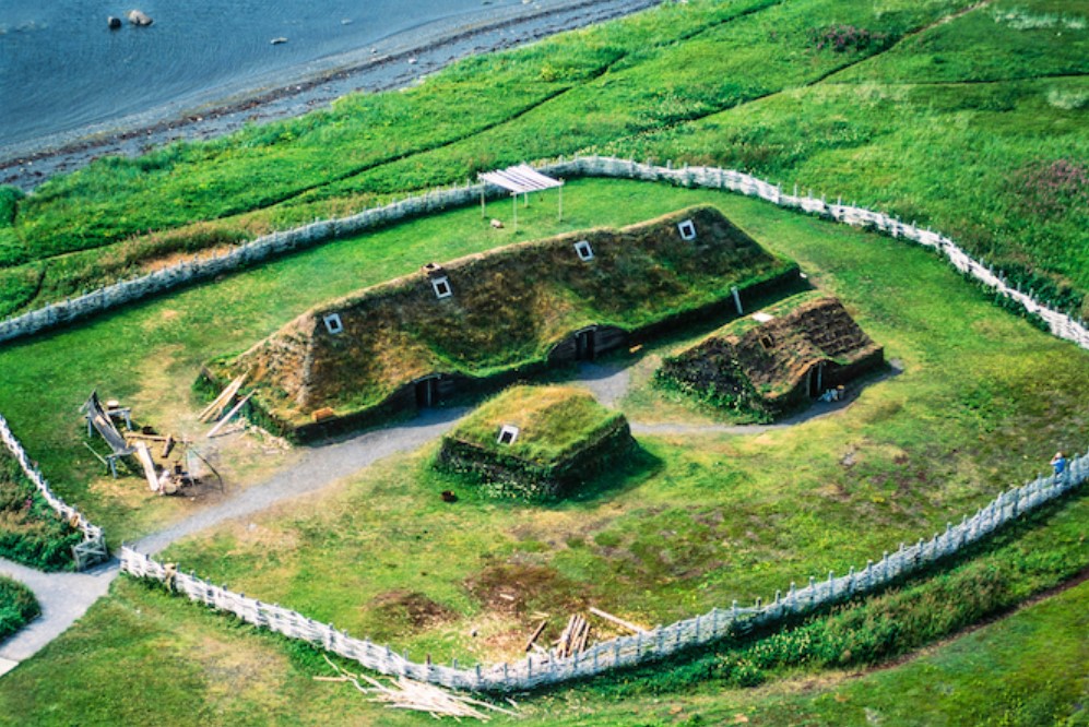 Reconstitution d'habitations vikings à L'Anse aux Meadows, au Canada. Glenn Nagel Photography