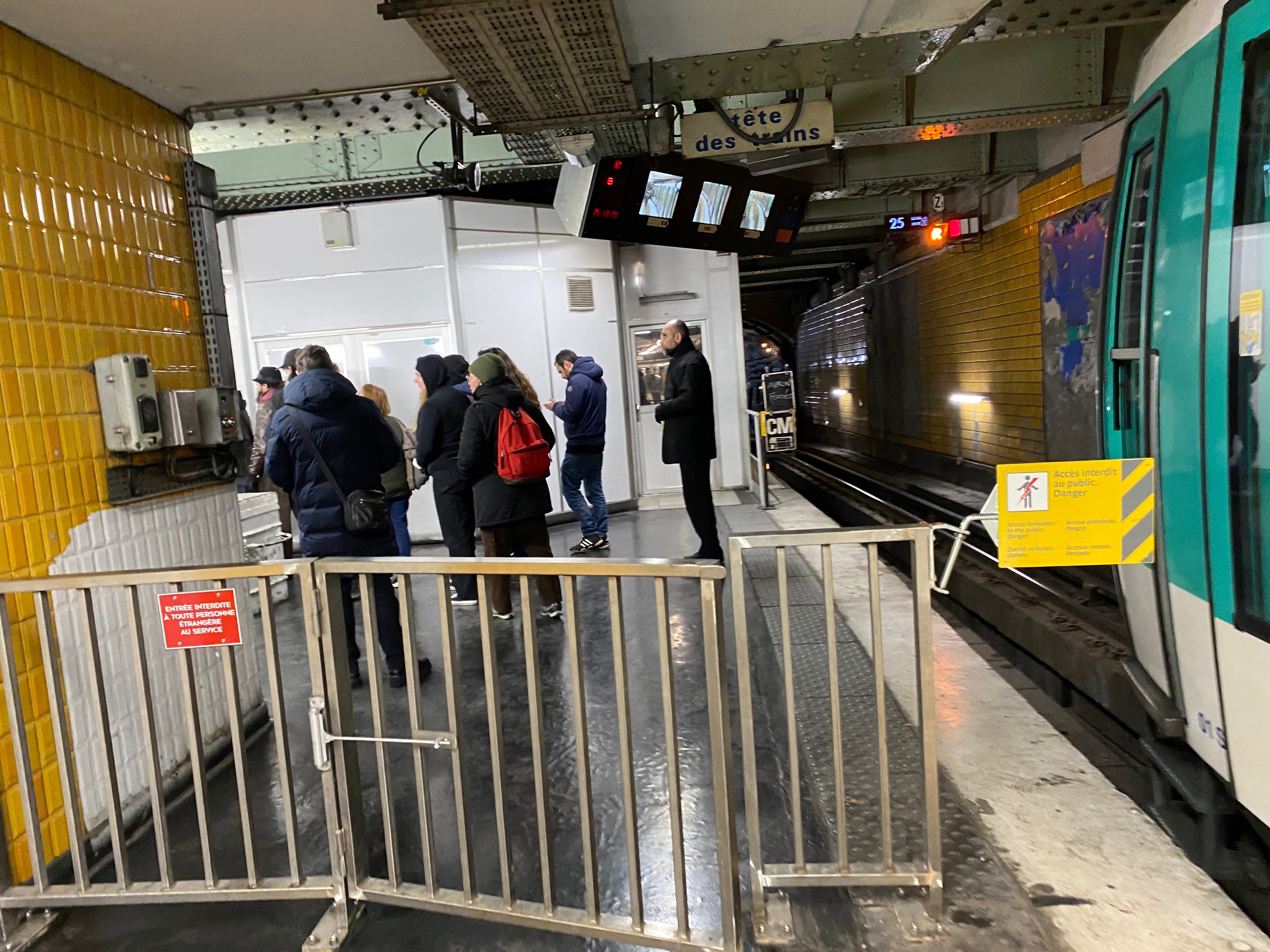 Nation (Paris, XXe), mardi matin. Une dizaine de conducteurs des lignes 2 et 6 du métro, des machinistes et des étudiants se sont réunis avant d'aller manifester. LP/Sébastian Compagnon