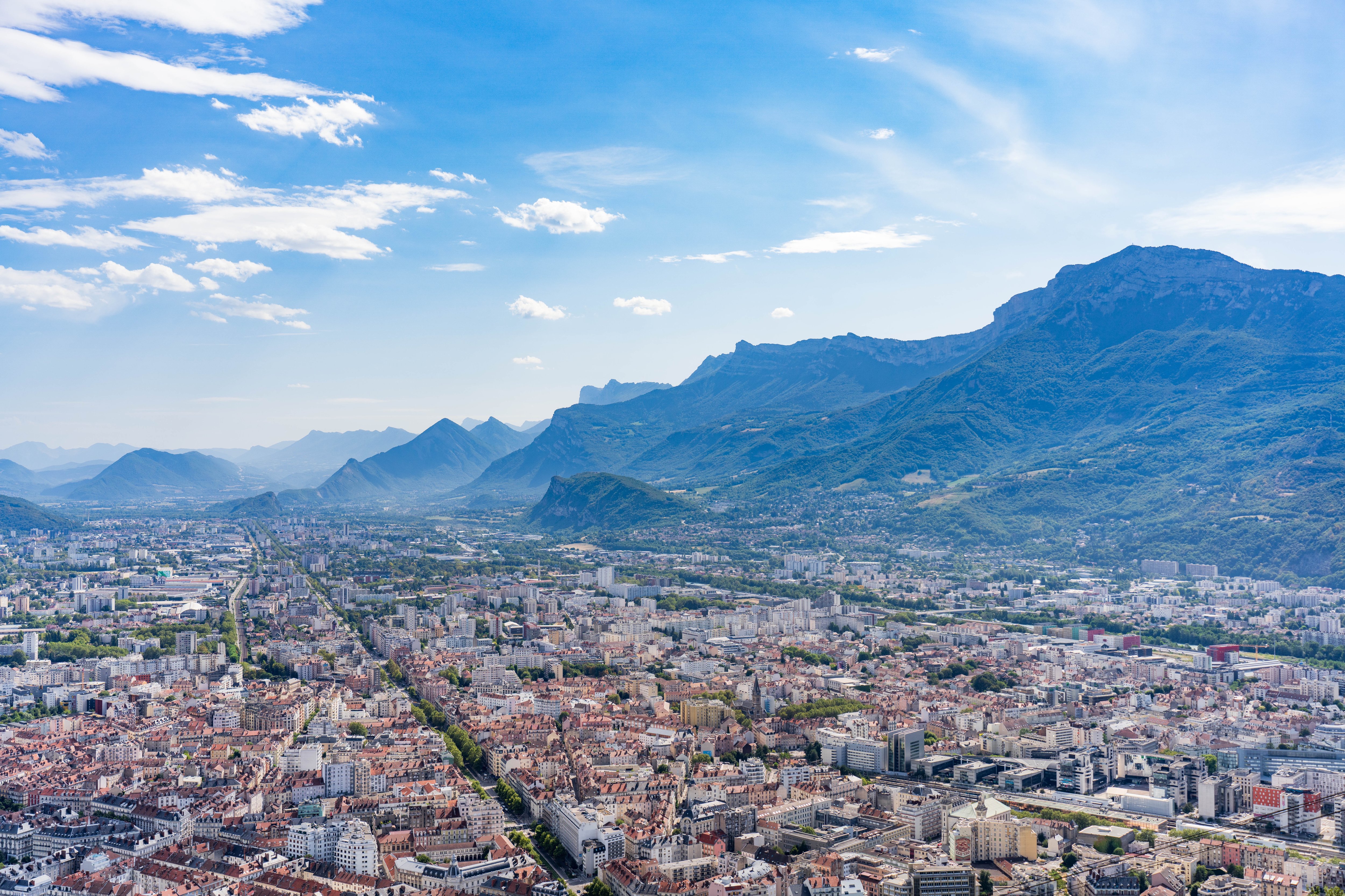 La ville de Grenoble doit en partie son attractivité à la proximité des montagnes (ici le Vercors en arrière-plan). LP/Thomas Pueyo